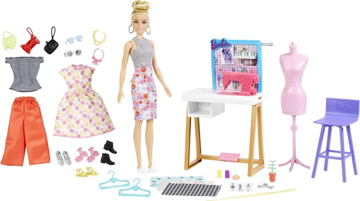 Barbie-Playset Atelier con Bambola Stilista, Outfit alla Moda, Scarpe, Kit da Cucito, manichino e Accessori ala Moda per Creare Vestiti, Giocattolo Bambini 3+ Anni, HDY90 [Esclusivo Amazon]