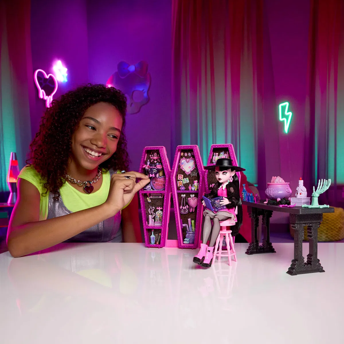 Monster High - Stanza delle Pozioni Segrete, playset con 12 accessori e trasformazioni a sorpresa, cucciolo di pipistrello Conte Fabulous incluso, giocattolo per bambini, 4+ anni, JBF15
