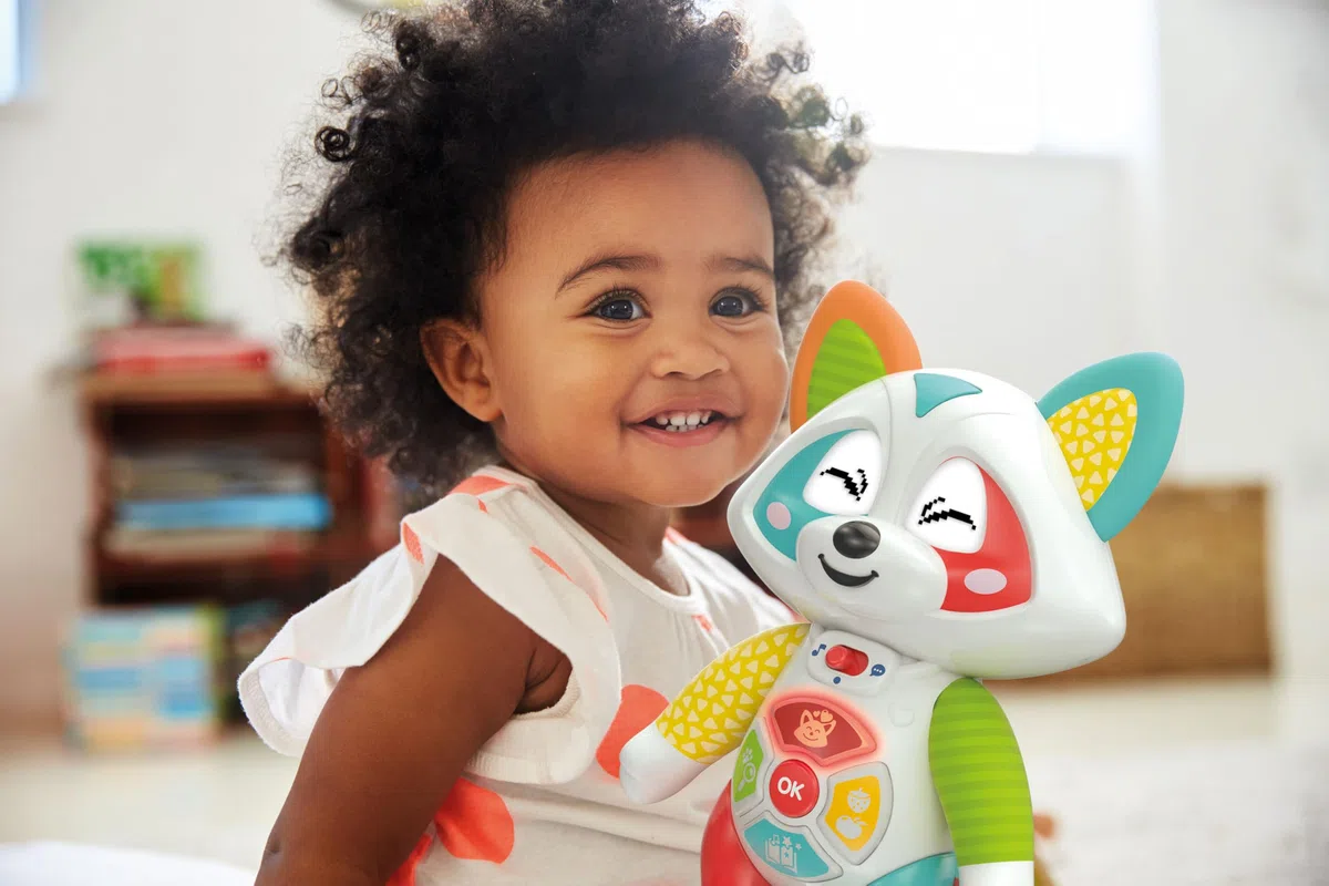 Clementoni Baby Oliver, il Mio Compagno di Giochi Interattivo, Gioco Educativo Bambini 1-4 Anni, Raccontastorie Prima Infanzia con Occhi Led, Stimola Manualità e Linguaggio, Lingua Italiana, 17903