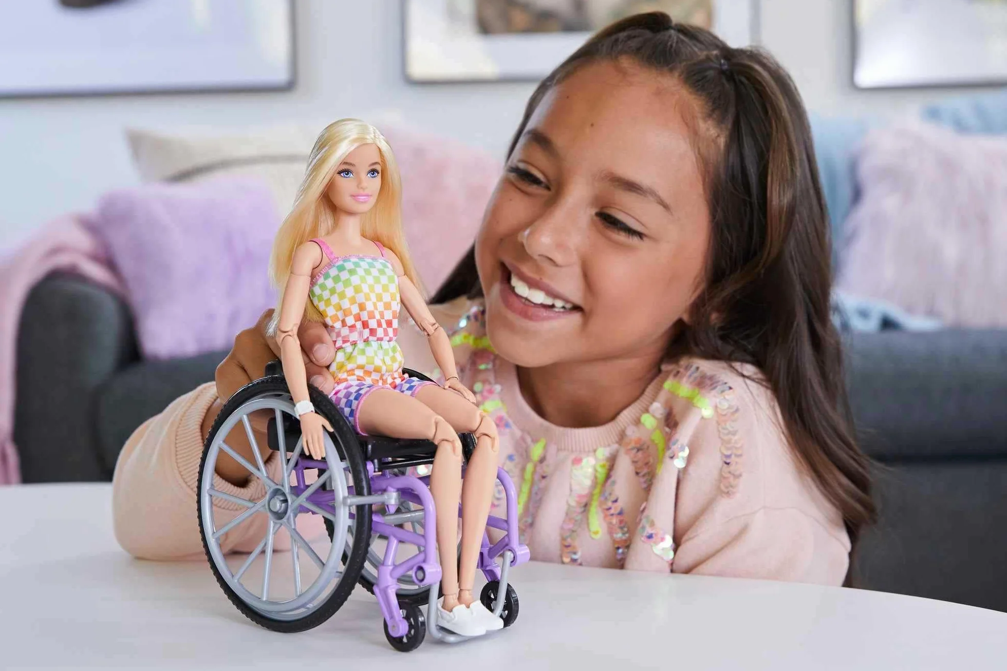 Barbie - ​Barbie Fashionistas Bambola con sedia a rotelle e rampa, Tutina arcobaleno, Abiti e accessori, giocattolo per bambini 3+ Anni, HJT13