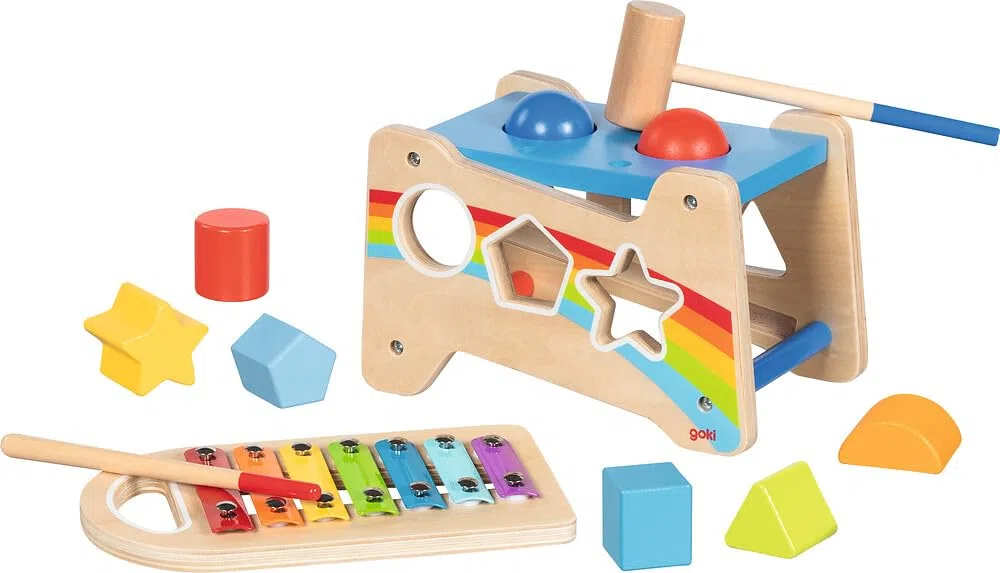 goki 58304 - Panca a martello con xilofono e funzione di smistamento, 12 pezzi, giocattolo motorio in legno con suoneria estraibile – panca 3 in 1, scatola di smistamento, xilofono