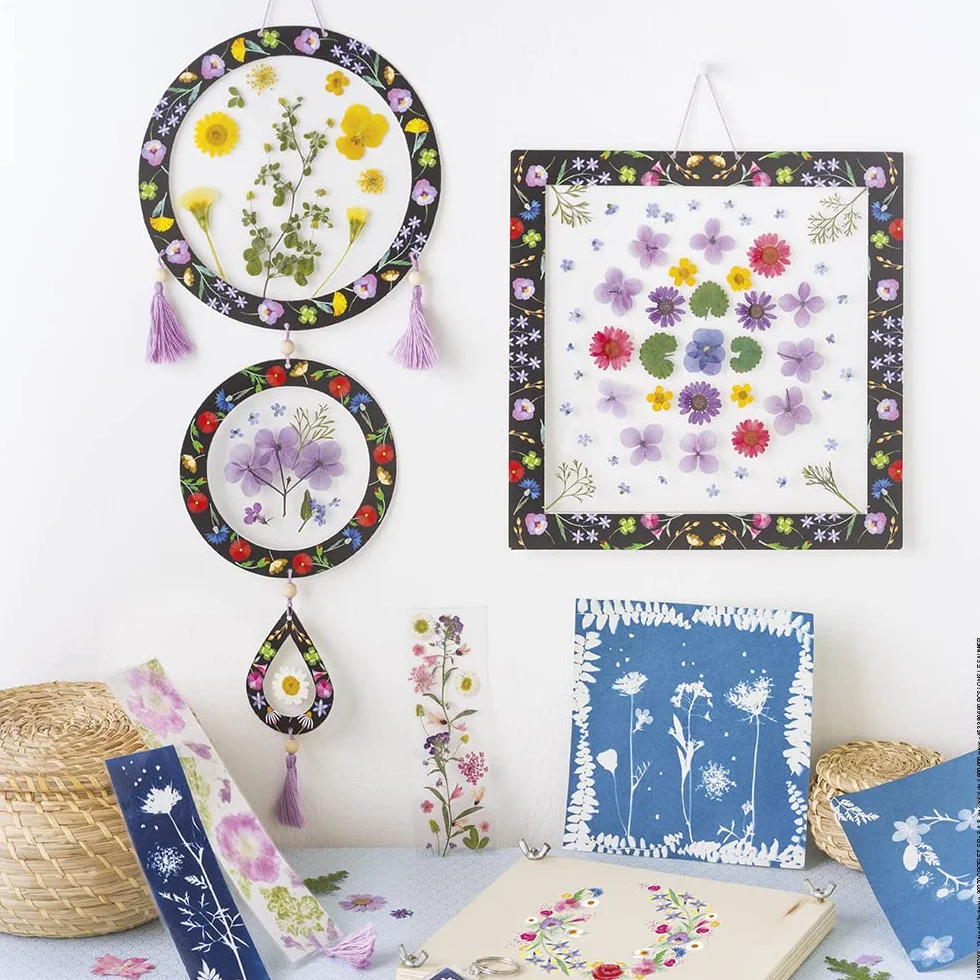 Janod - Kit Pressa-Fiori per Bambini - 6 attività da Realizzare - Les Ateliers Déco - Kit attività Creative Bambini - Abilità Fino-Motorie e Concentrazione - dai 7 Anni, J07879