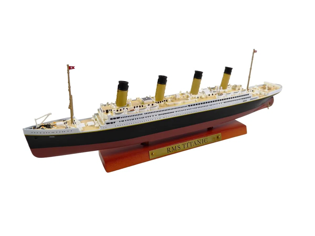 OPO 10 - Lotto di 2 Oggetti da Collezione del Famoso transatlantico RMS Titanic: Nave + Targa Decorativa