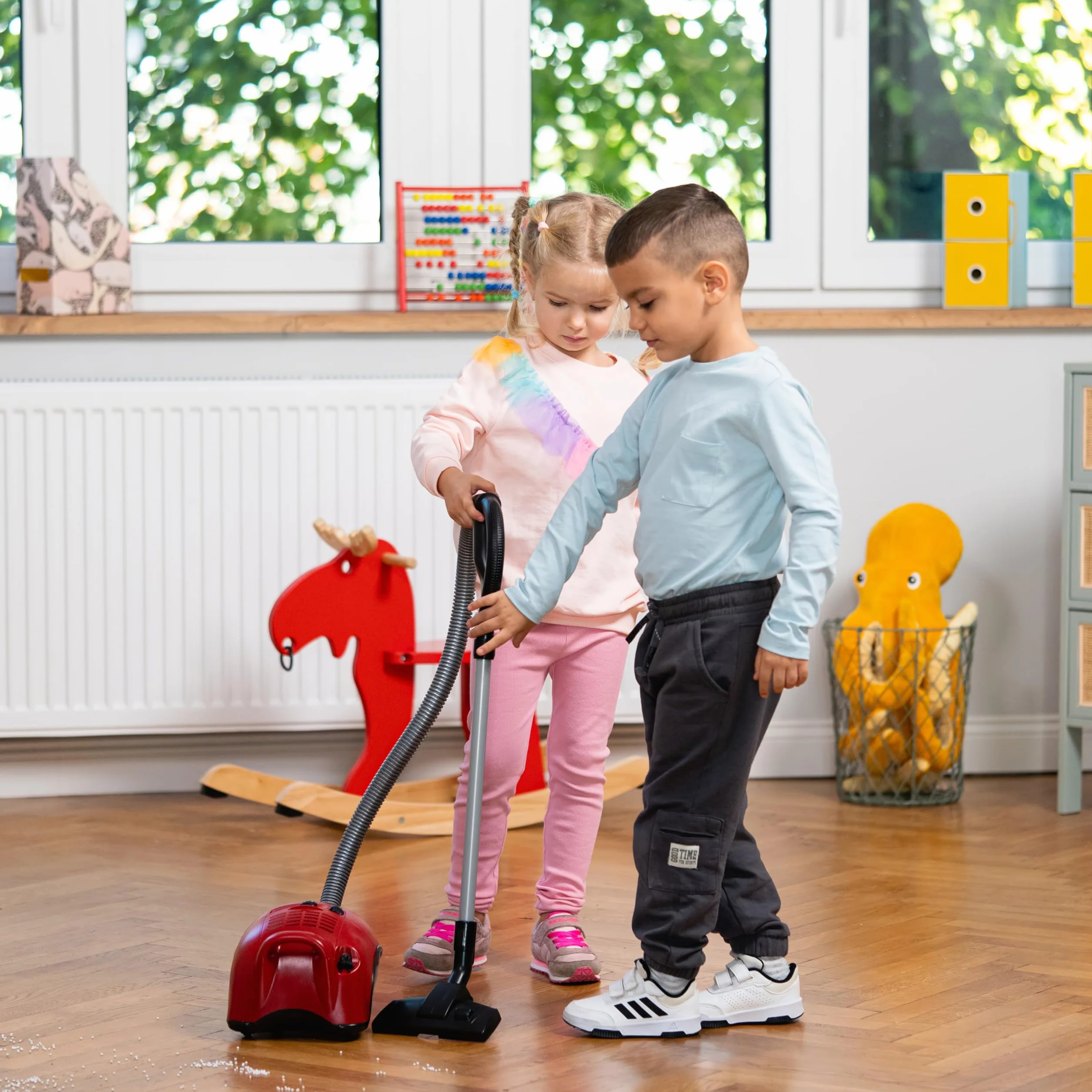 Theo Klein Aspirapolvere Bosch Riproduzione Fedele all'originale con Funzione di aspirazione e Sonora a batterie Dimensioni 19 cm x 25 cm x 74 cm Giocattolo per Bambini a Partire dai 3 Anni di età