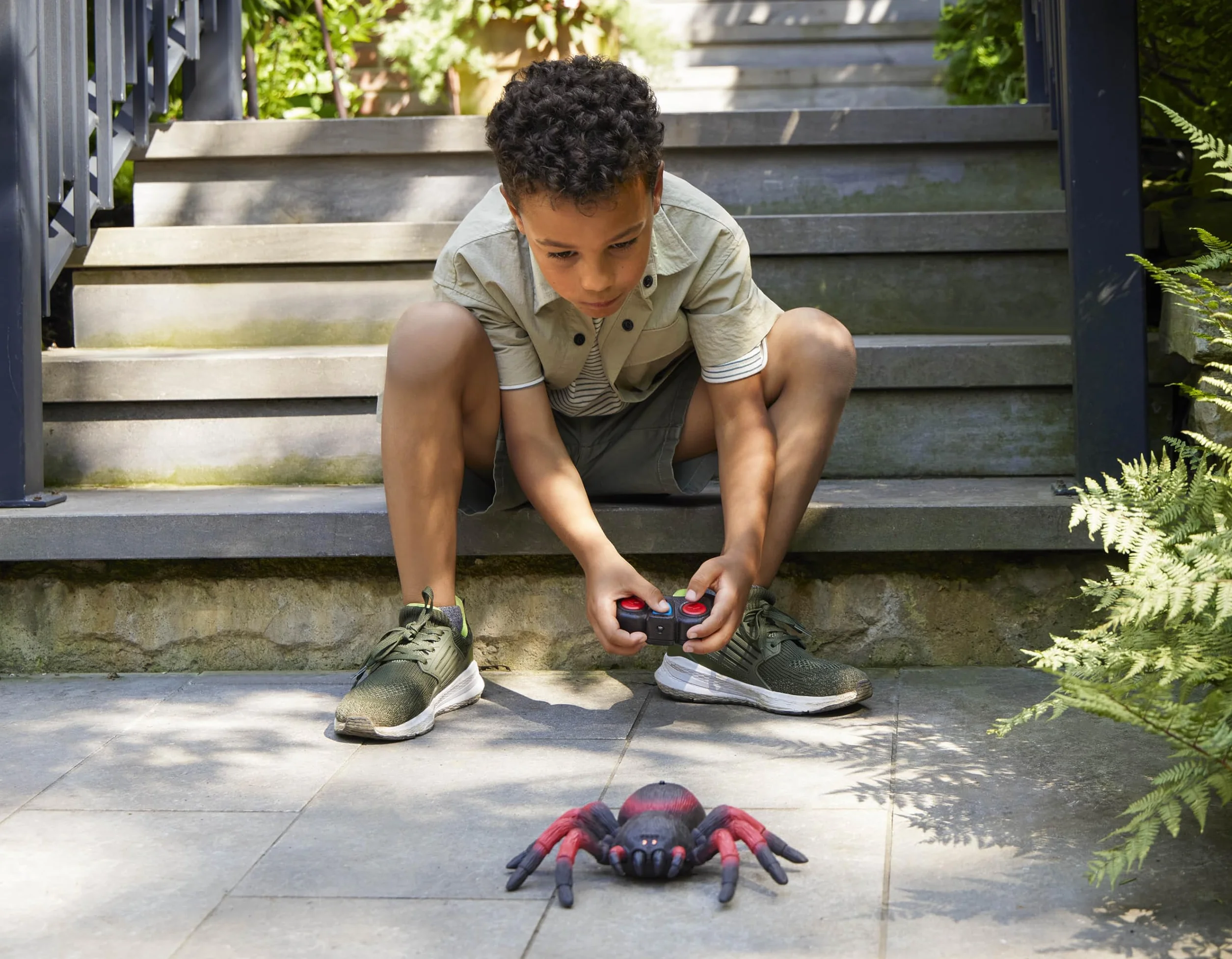 Terra by Battat - Tarantola Rosso - Ragno telecomandato a infrarossi con occhi luminosi - RC Giocattoli elettronici e playset per bambini dai 6 anni +