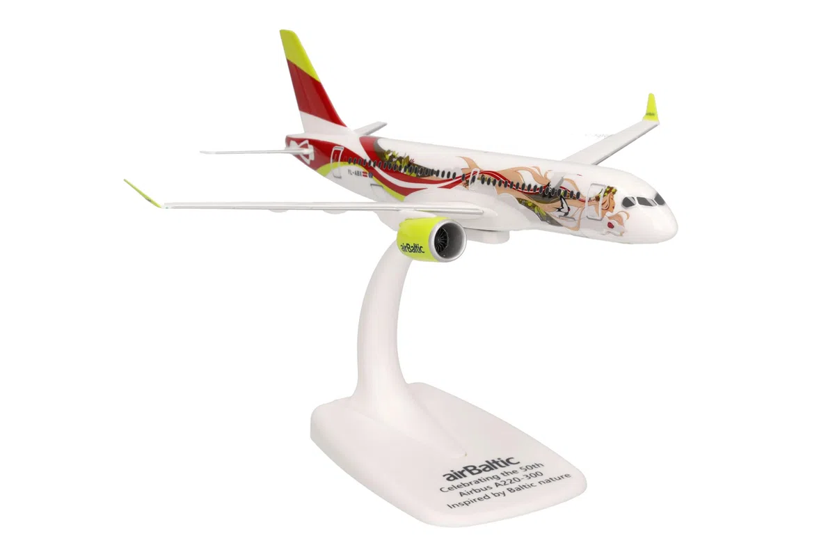 Herpa modello di aereo airBaltic Airbus A220-300 "50th A220" - YL-ABX, in scala 1:200 - Snap-Fit, pezzo da collezione, miniatura deco, statuetta con supporto in plastica