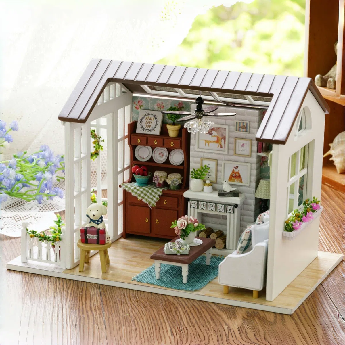 CUTEROOM Fai da te Dollhouse in Legno Handcraft Miniatura Kit-Soggiorno Modello e Mobili Mostrano Foto e Insegnamento in Inglese