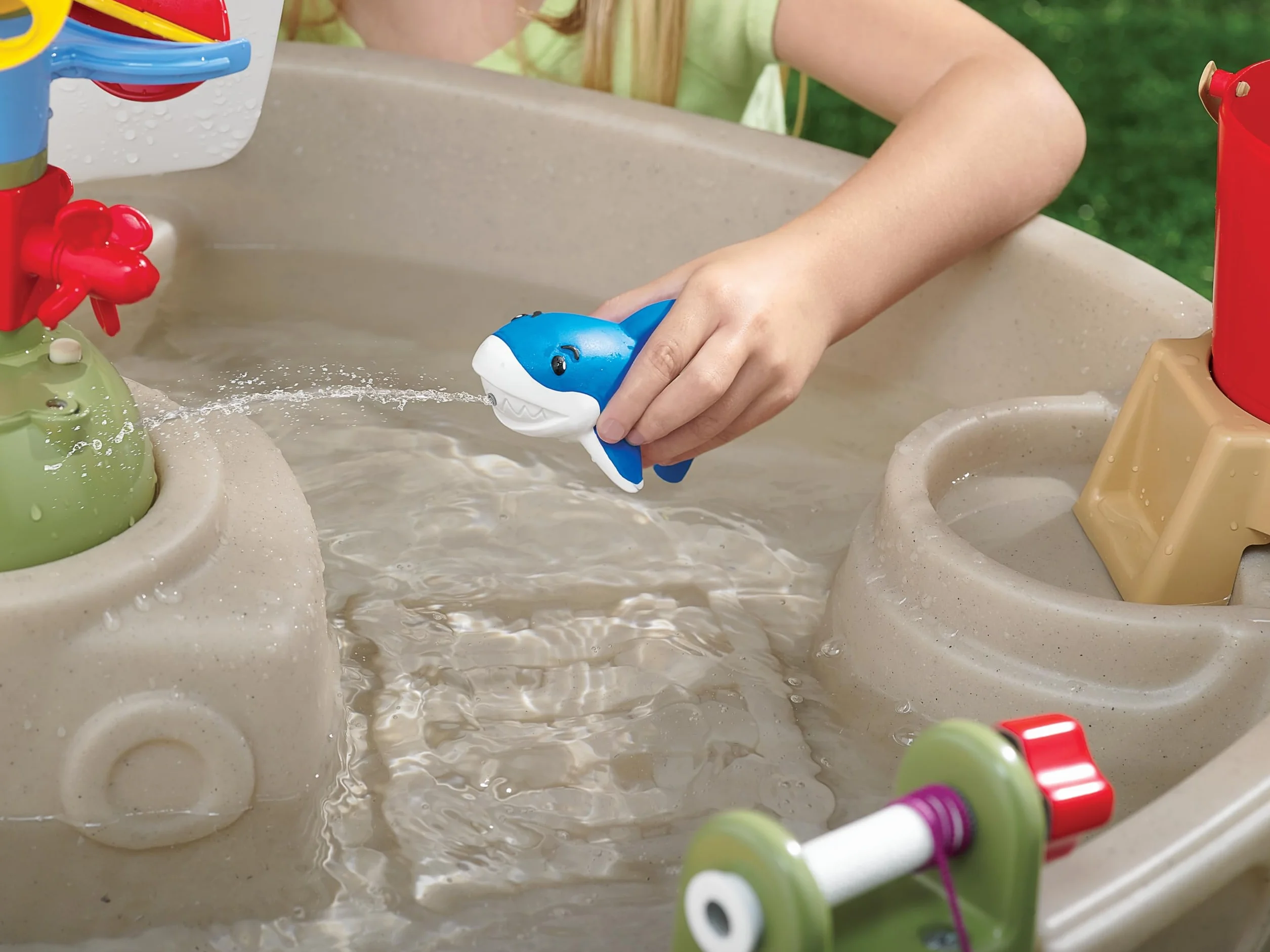 Little Tikes Anchors Away Pirate Ship - Tavolo da Gioco Acquatico con Cannone, centrifuga e Spruzzi, incoraggia Il Gioco Creativo, età 3-10 Anni