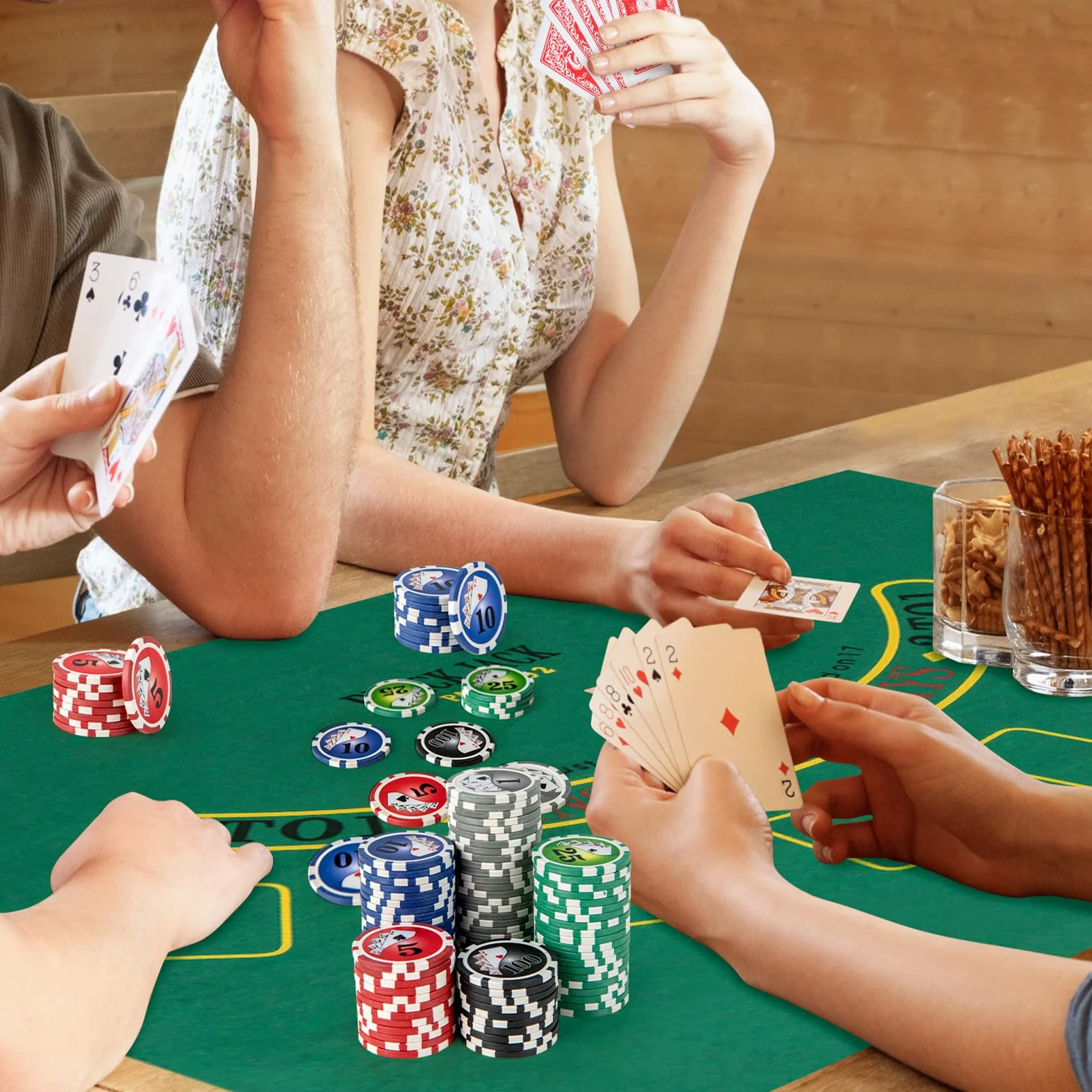 HOMASIS Set da Poker con 300/400 Fiches, Valigetta Poker in Alluminio con Mazzi di Carte, Tappetino in Feltro, 2 Chiavi, Carta del Banco e 5 Dadi, Set di Fiches da Poker per Casinò (29 x 20 x 16 cm)