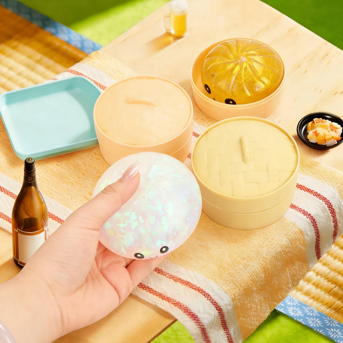 Dumpling Squishy Mystery, 10 cm Glitter Dumpling con vapore, Rainbow Mystery Squishy Bun, giocattolo sensoriale, palla antistress per bambini e adulti (2 pezzi)