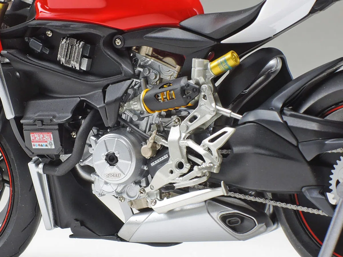 Tamiya 300114132 1:12 Ducati 1199 Panigale S Tricolore, Riproduzione Fedele del modellismo, Kit di Costruzione in plastica, Fai da Te, Hobby, incollaggio, modellismo, assemblaggio, Non Verniciato,