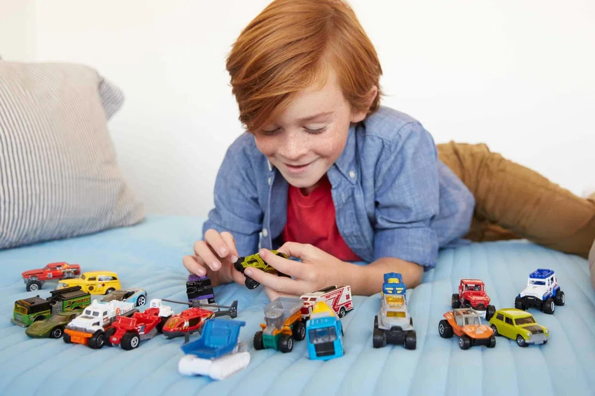 Matchbox - Confezione da 20 veicoli originali e ufficiali da collezione, auto e truck in metallo in scala 1:64 e poster Matchbox incluso, giocattolo per bambini, 3+ anni, FGM48