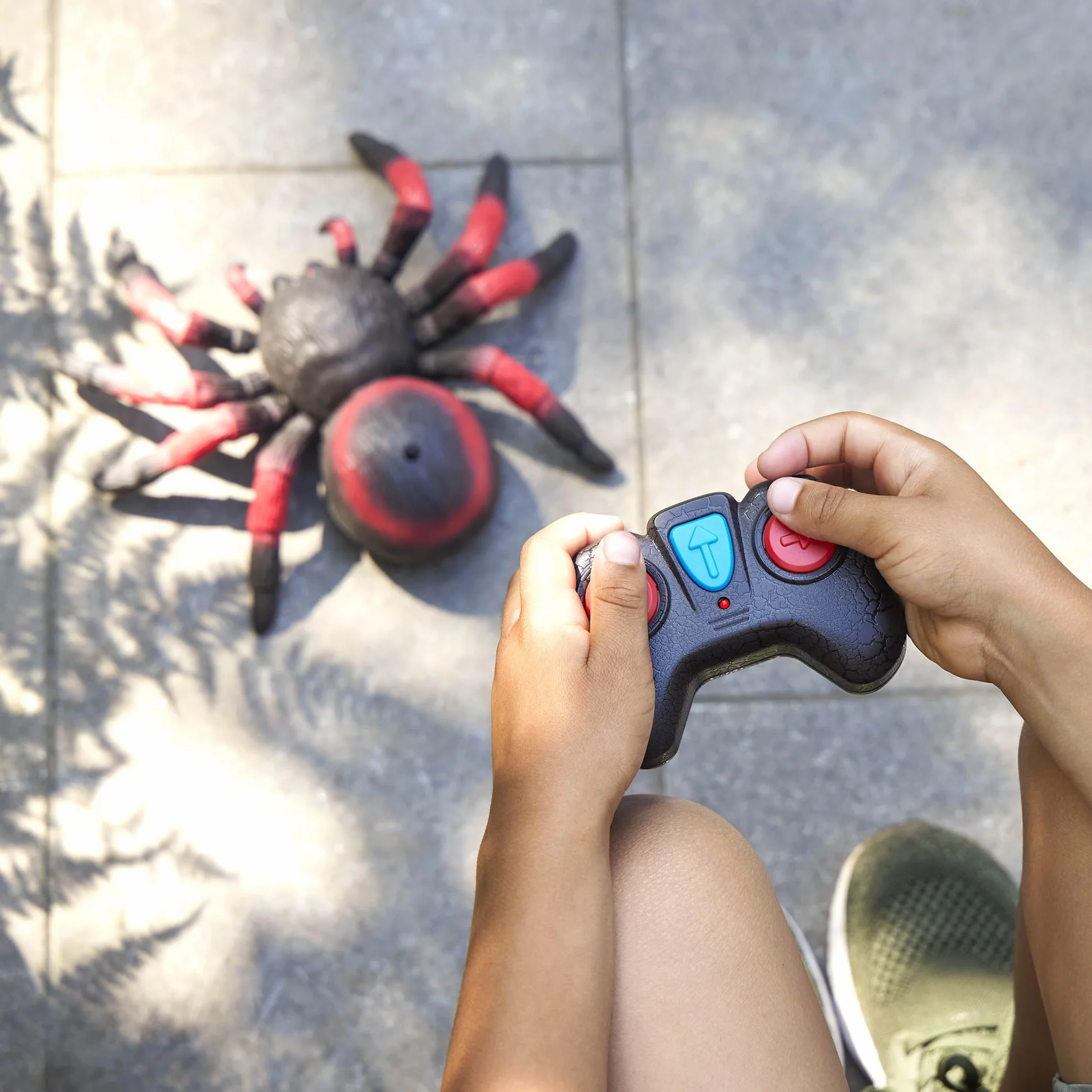 Terra by Battat - Tarantola Rosso - Ragno telecomandato a infrarossi con occhi luminosi - RC Giocattoli elettronici e playset per bambini dai 6 anni +