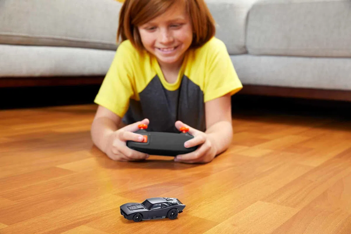 Hot Wheels - R/C Batmobile di Batman in Scala 1:64, Veicolo Radiocomandato con Controller USB Ricaricabile, Corse su Pista o Fuori Pista, Giocattolo per Bambini 5+ Anni, HBL43