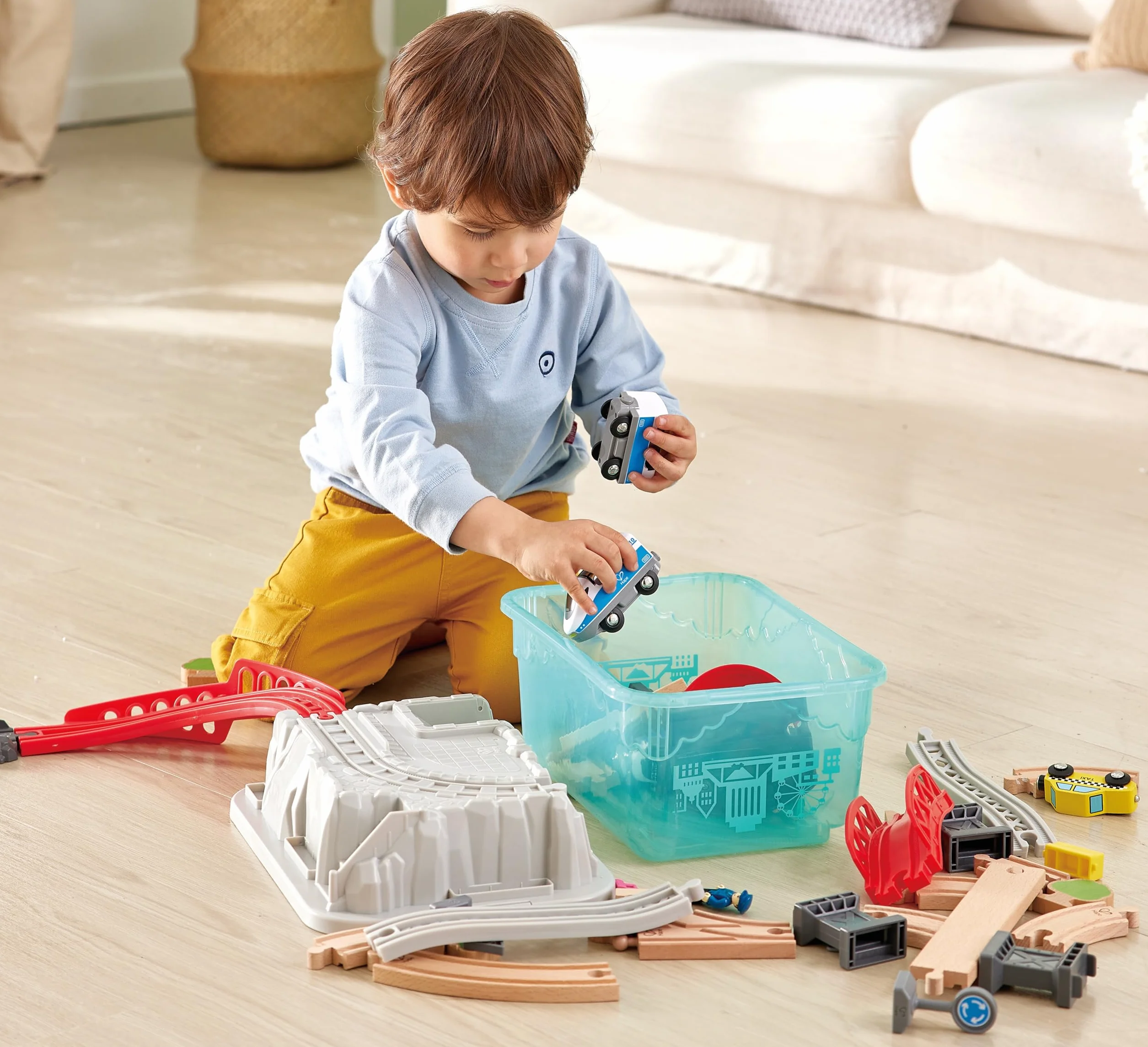 Hape Set Treno in città | Con binari, ponti, personaggi, trenino e box | Per bamini dai 3 anni