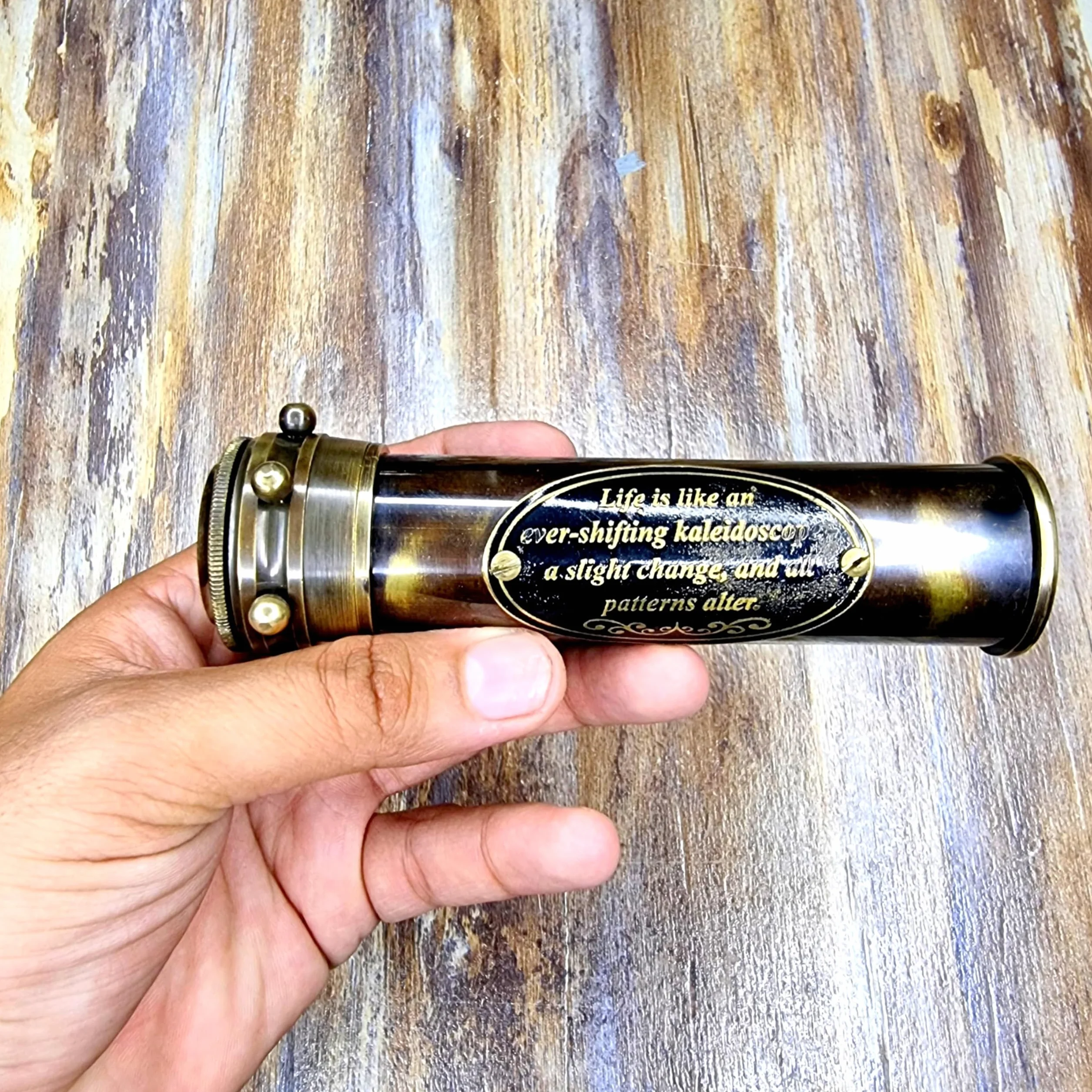 Caleidoscopio anticato fatto a mano vintage patina Kaledoscopio con lente a specchio crea un fantastico design vibrante, un classico capolavoro di arte ottica