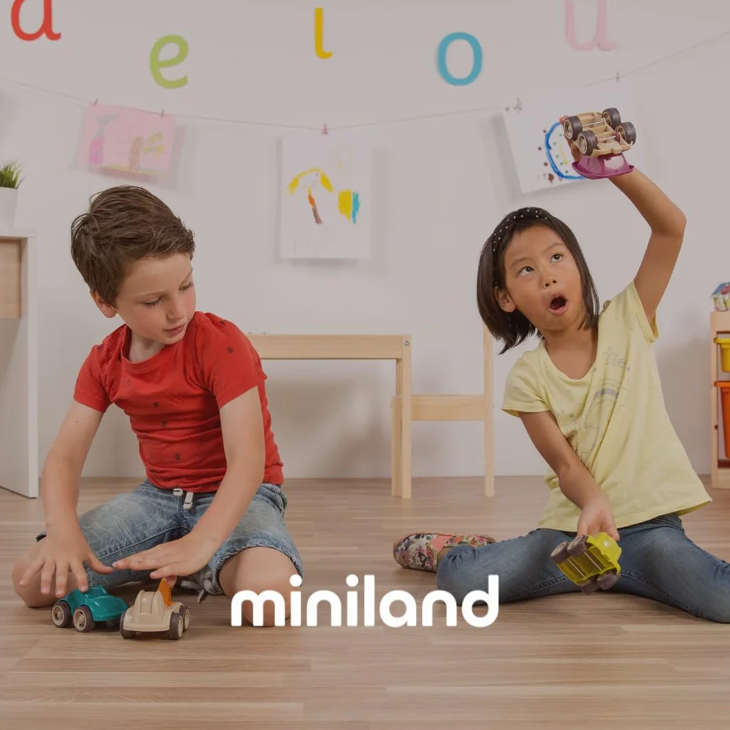 Miniland-Set Freddo Abito 40 cm Vestito per Bambole 38 cm, Colore Rosso, 3 - 6 anni, MLE31558
