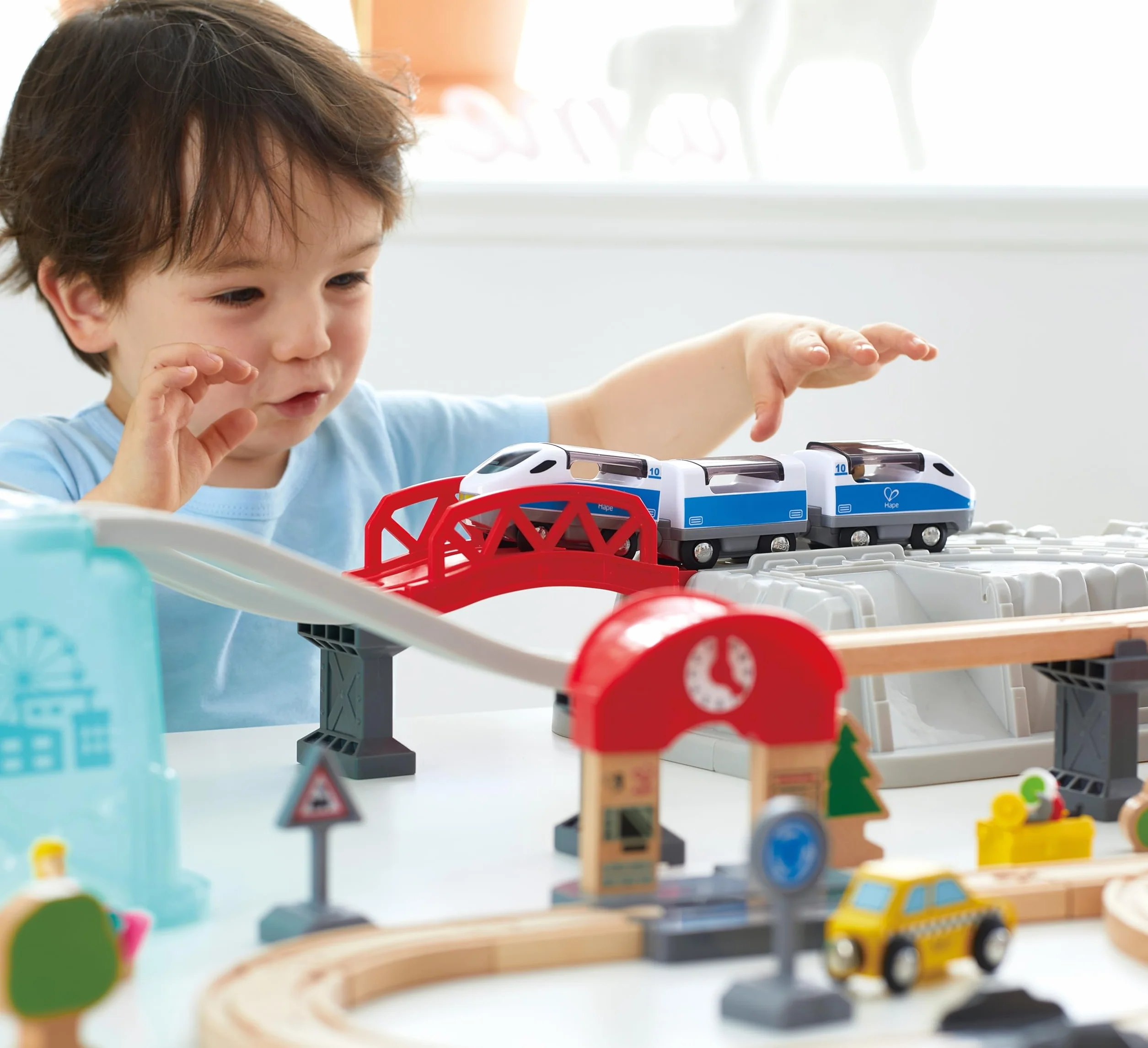 Hape Set Treno in città | Con binari, ponti, personaggi, trenino e box | Per bamini dai 3 anni