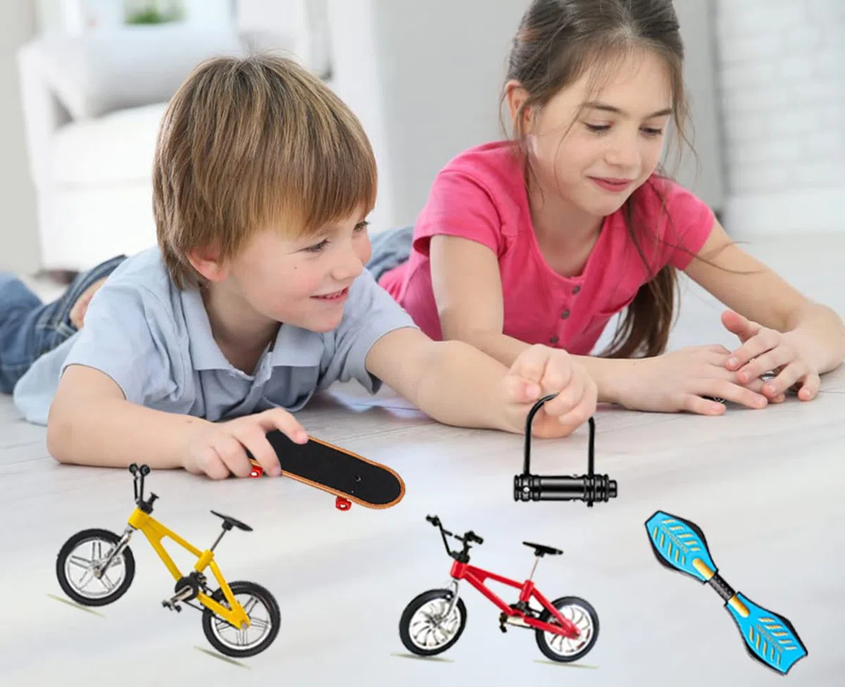 Morofme Set di 18 mini giocattoli per dita, skateboard per dita, bicicletta, monopattino, minuscolo, punta delle dita, ruote di ricambio, attrezzi