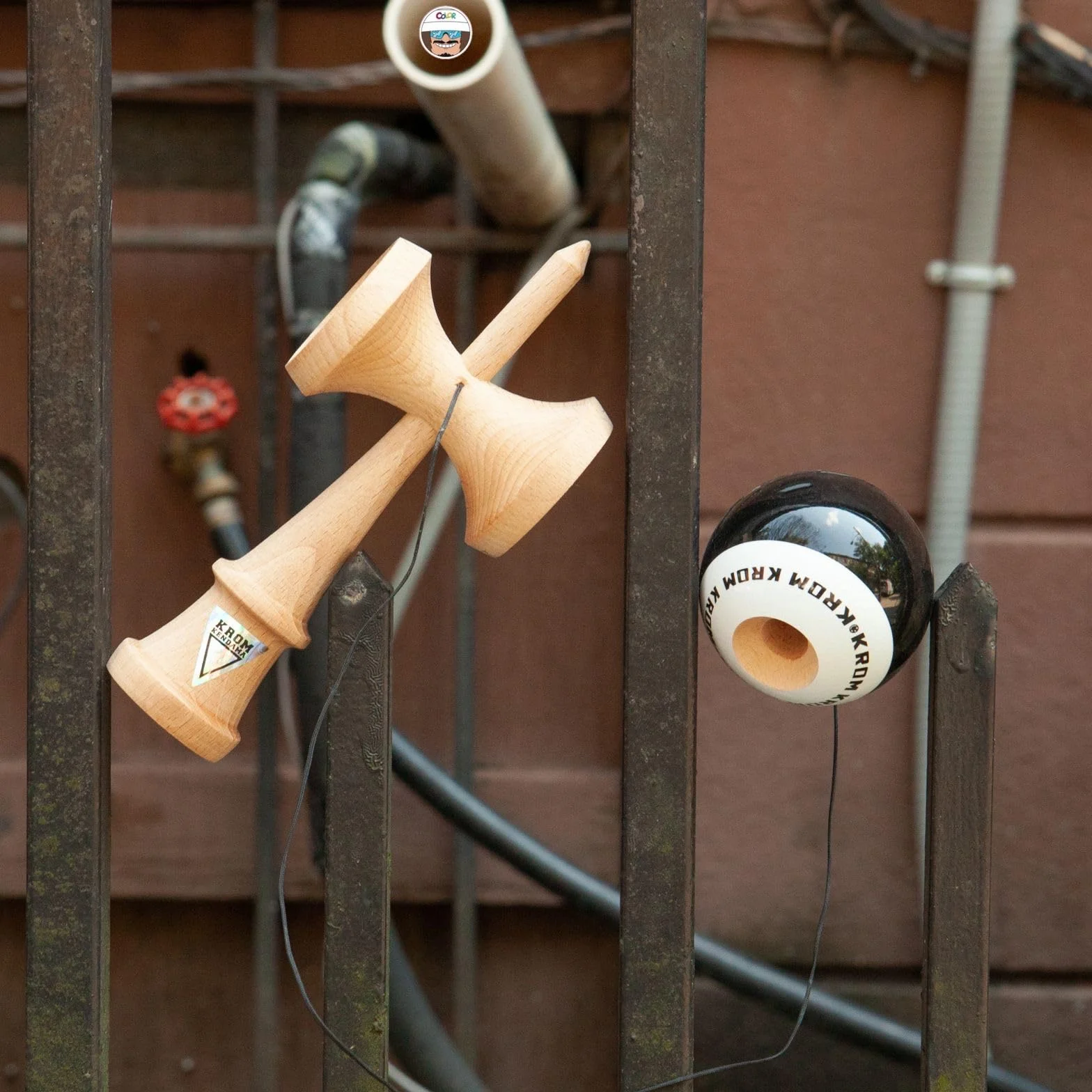 KROM PRO Kendama Originale in Legno per Principianti ed esperti – Pop LOL Nero – Gioco di abilità per Esterni e Interni – Giocattolo in Legno con Corda e Palla