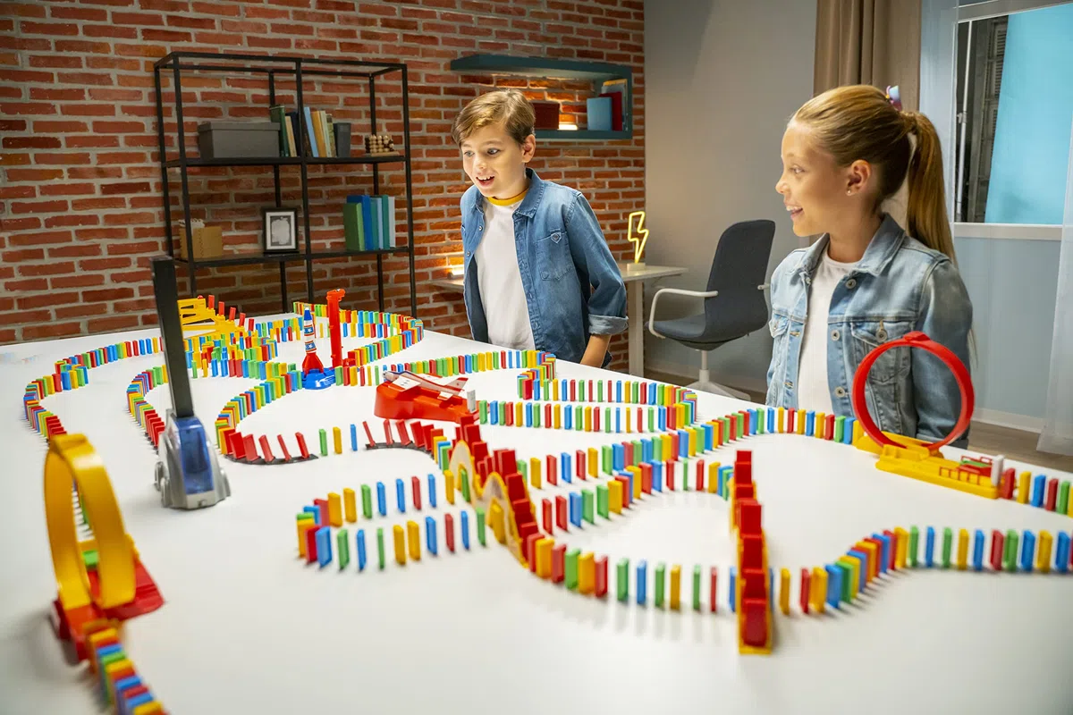 DOMINO EXPRESS - Track Creator + 400 Dominos - Gioco di costruzione per 1 giocatore e +- Effetti Speciali - Cascate Abbottonate - Gioco Domino per bambini dai 6 anni - Crea il tuo viaggio