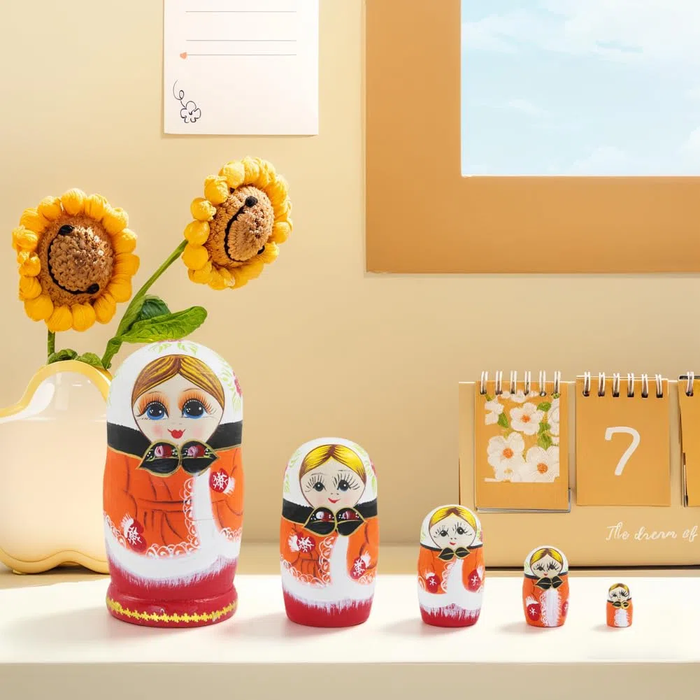 Set di 5 bambole russe Matrioska "Ragazza con fiori arancioni", raffigurante una ragazza tradizionale che indossa guanti. Decorazione da impilare, per un compleanno o una festa di