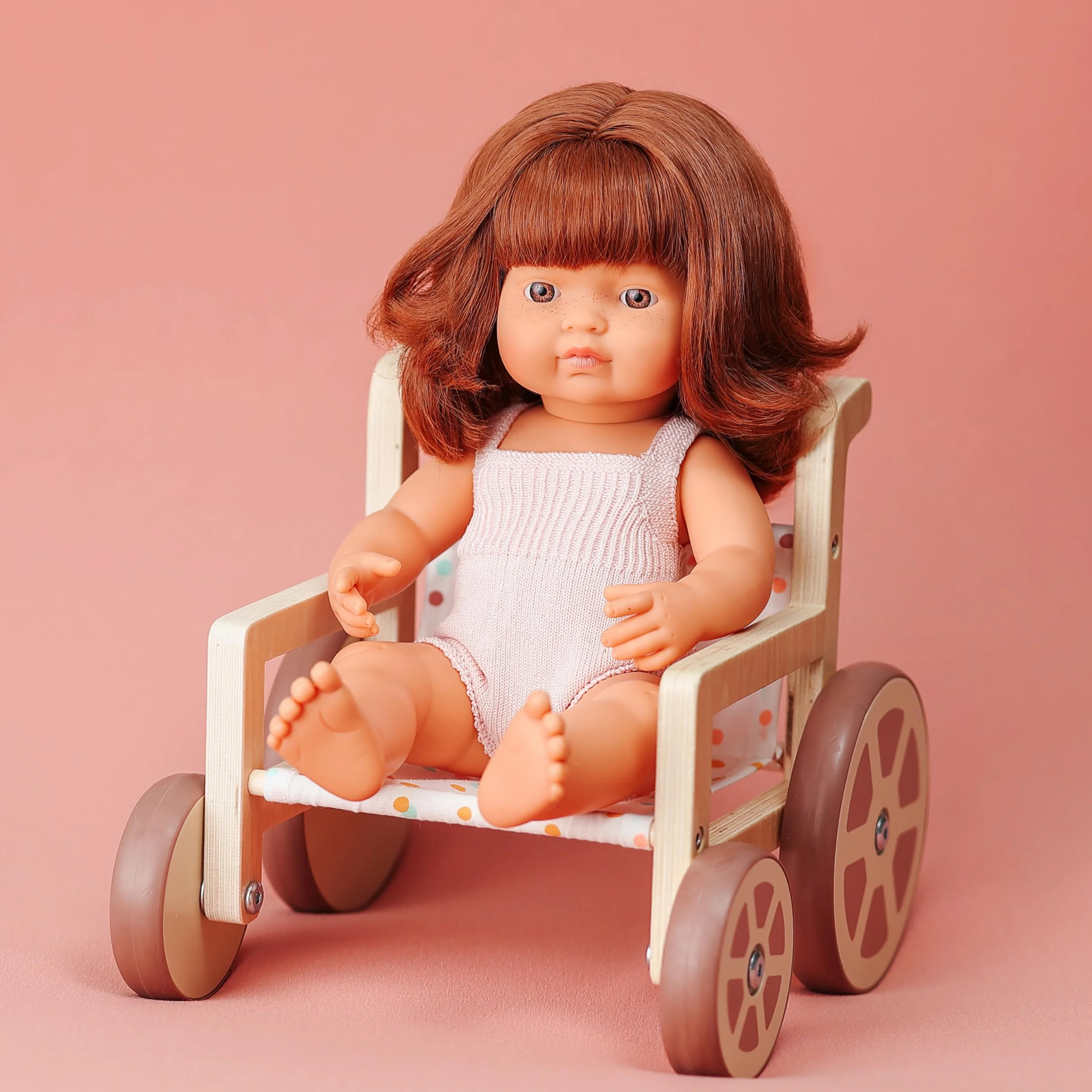 Miniland Sedia a rotelle realizzata con materiali ecologici per bambole fino a 38 cm.