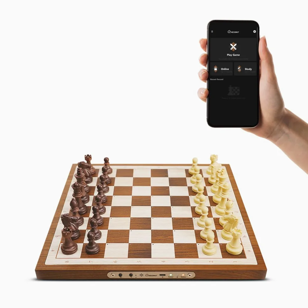 Chessnut Air Electronic Chess Set, una scacchiera in legno magnificamente realizzata a mano con regine extra, LED, set di scacchi elettronici adattivi AI e app con scacchiera per computer