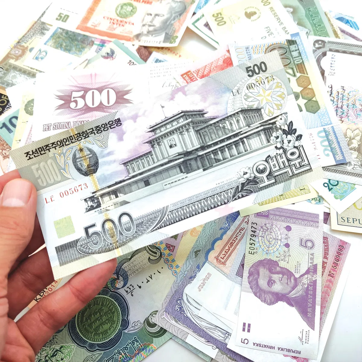 IMPACTO COLECCIONABLES Collezione Mondiale - 100 Banconote Fior di Conio da Paesi diversi, con Certificato di Autenticità - Vecchia Carta Moneta per Collezionisti, Scuole e Musei