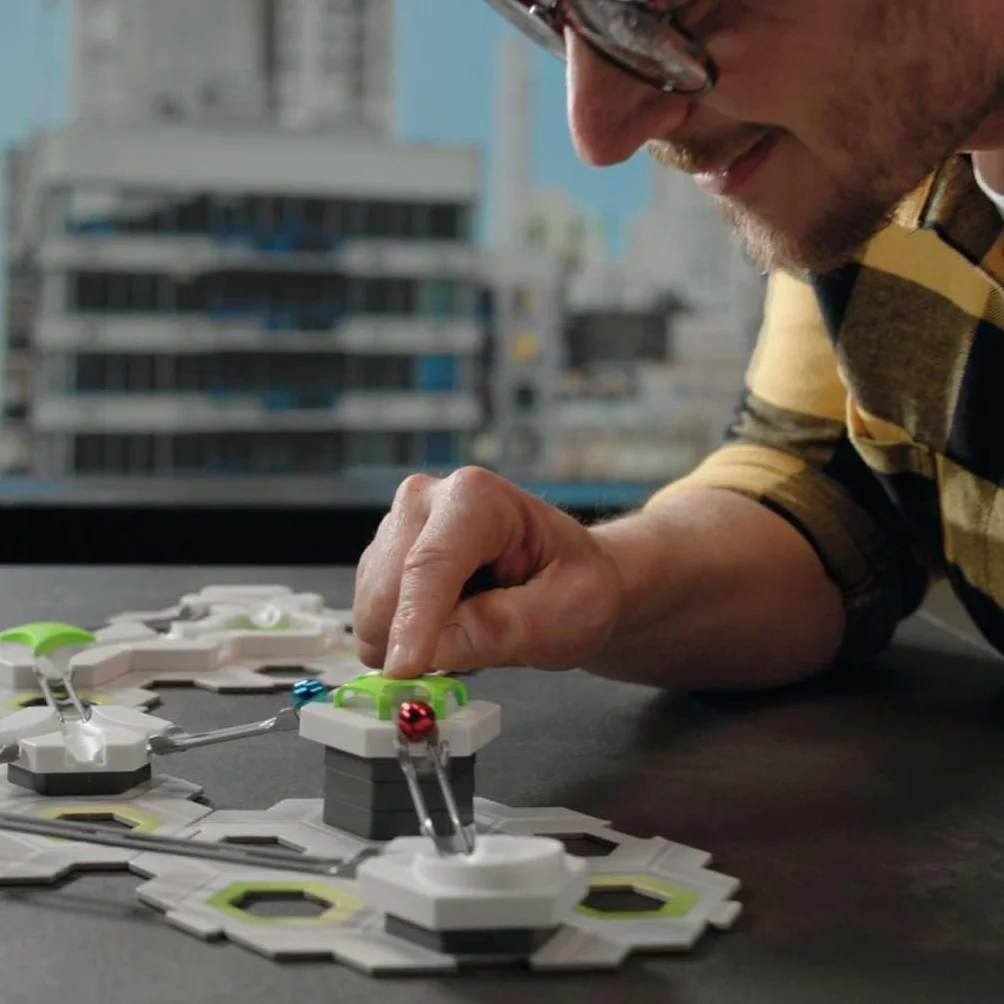 Ravensburger - GraviTrax The Game Multiform, Pista biglie 46 pezzi, Gioco di logica, 30 carte sfida multilivello, Costruire circuiti, Rompicapo STEM 8+ anni e adulti, Compatibile con tutti i GraviTrax