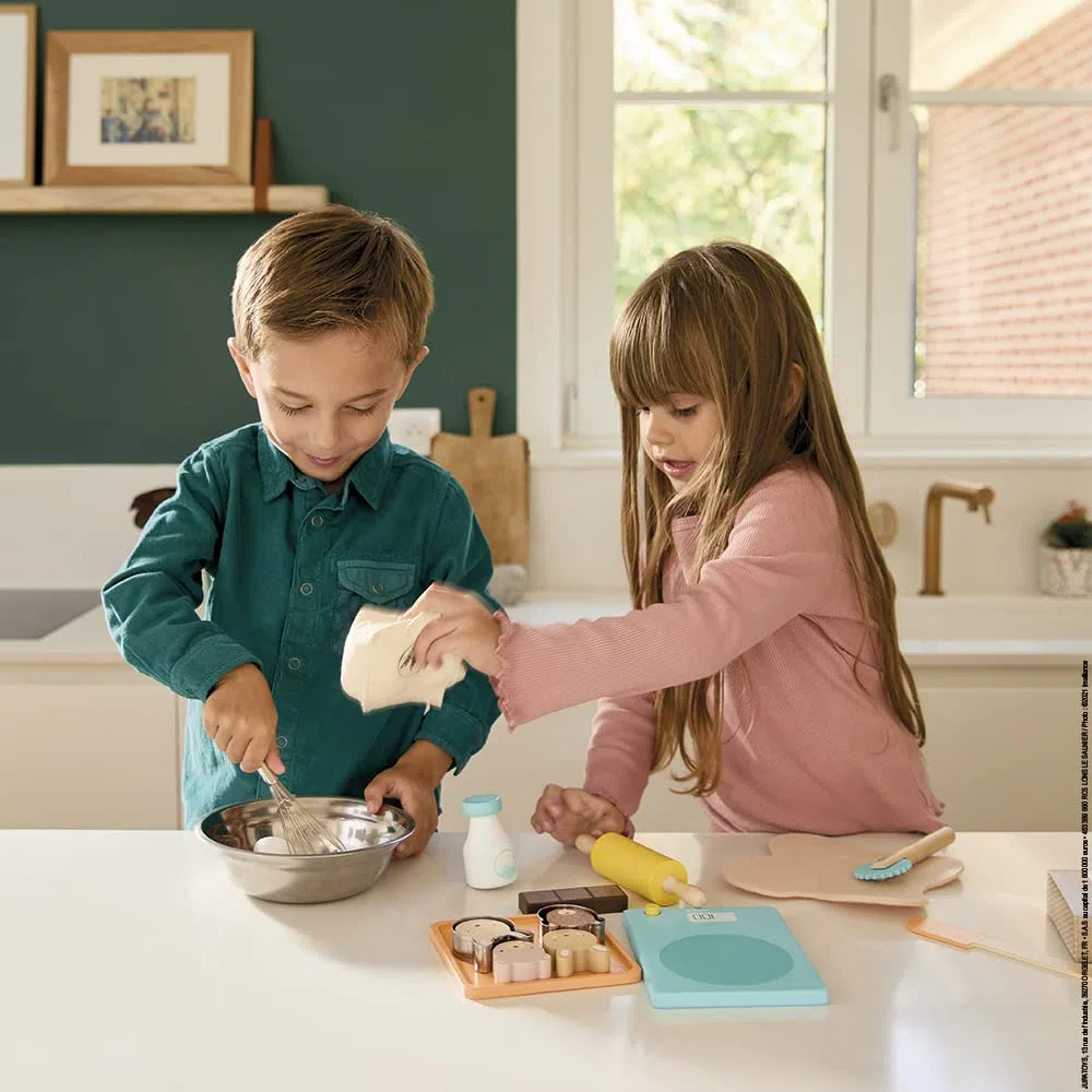 Janod Il Mio Set da Pasticcere, Giocattolo di Imitazione Cucina e Ristorante, 19 Accessori in Legno e Feltro, Certificato FSC, Vernice ad Acqua, dai 3 Anni, J06618