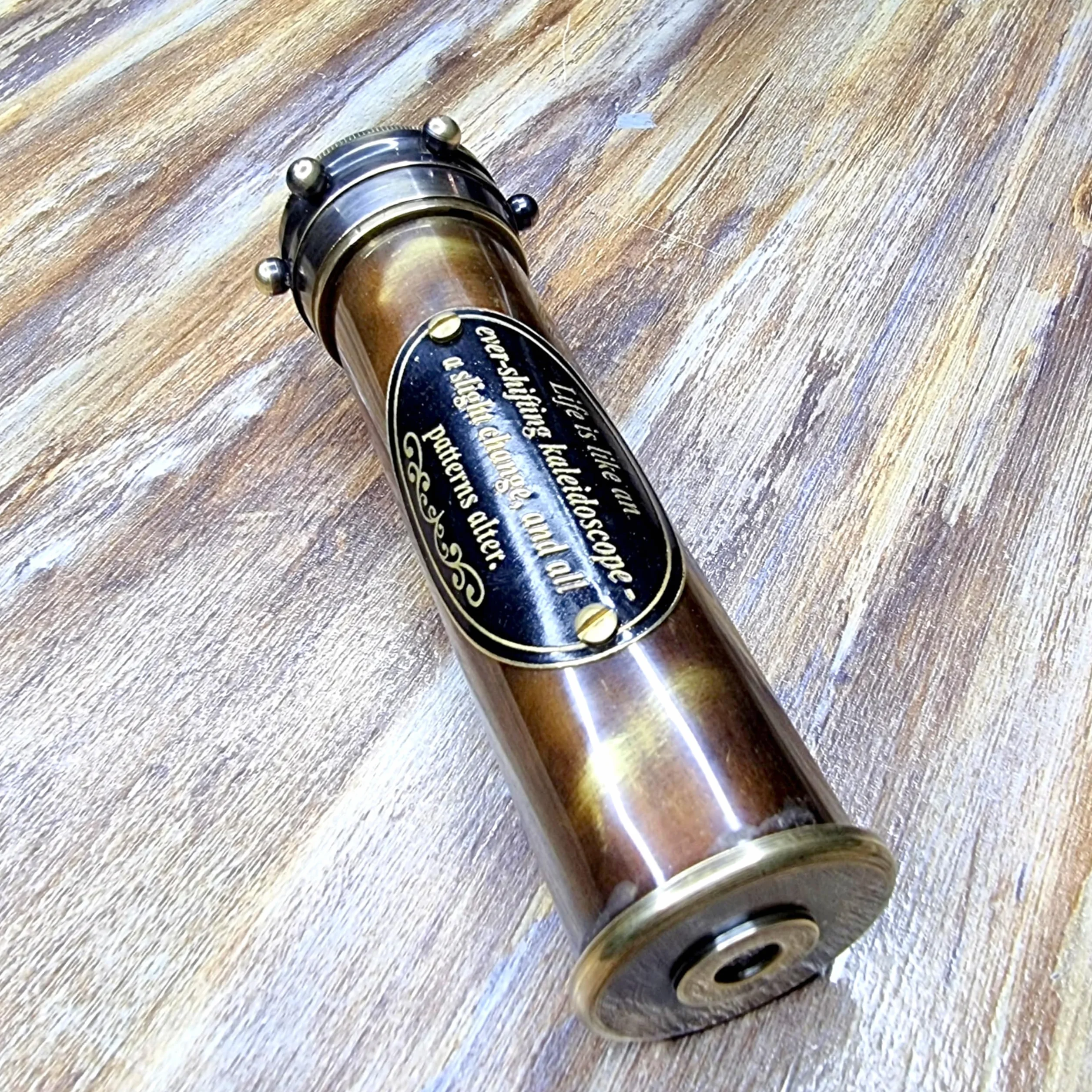 Caleidoscopio anticato fatto a mano vintage patina Kaledoscopio con lente a specchio crea un fantastico design vibrante, un classico capolavoro di arte ottica
