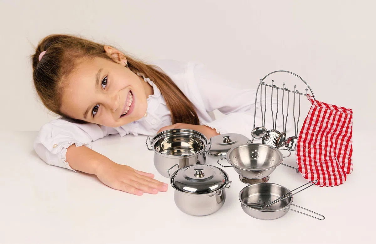 8968 Set stoviglie per cucina bambini "Gustav" in metallo small foot, incl. guanto da forno ed utensili di cucina, per cucine da gioco, a partire da 3 anni