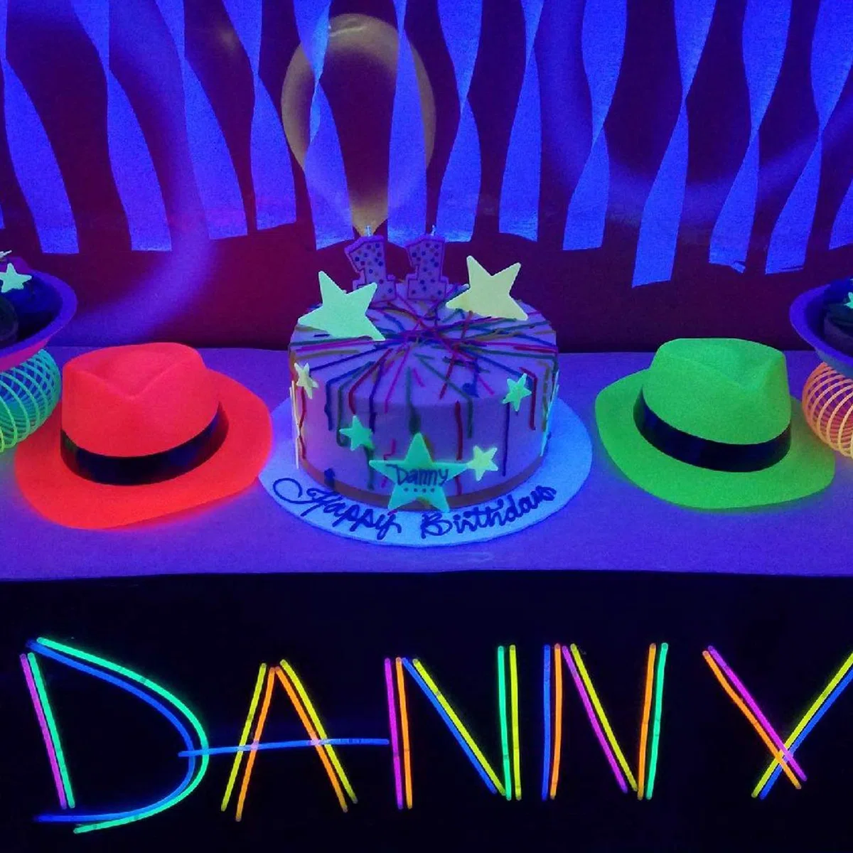 Novelty Place - Cappello in plastica, Colore neon., 24 pz