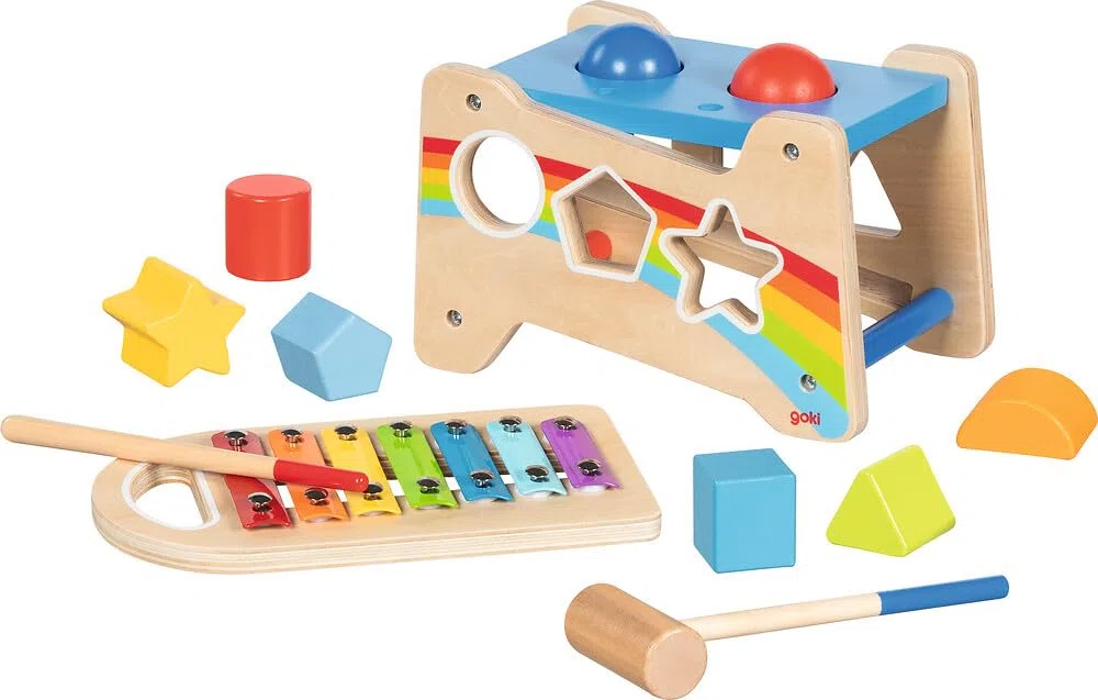 goki 58304 - Panca a martello con xilofono e funzione di smistamento, 12 pezzi, giocattolo motorio in legno con suoneria estraibile – panca 3 in 1, scatola di smistamento, xilofono
