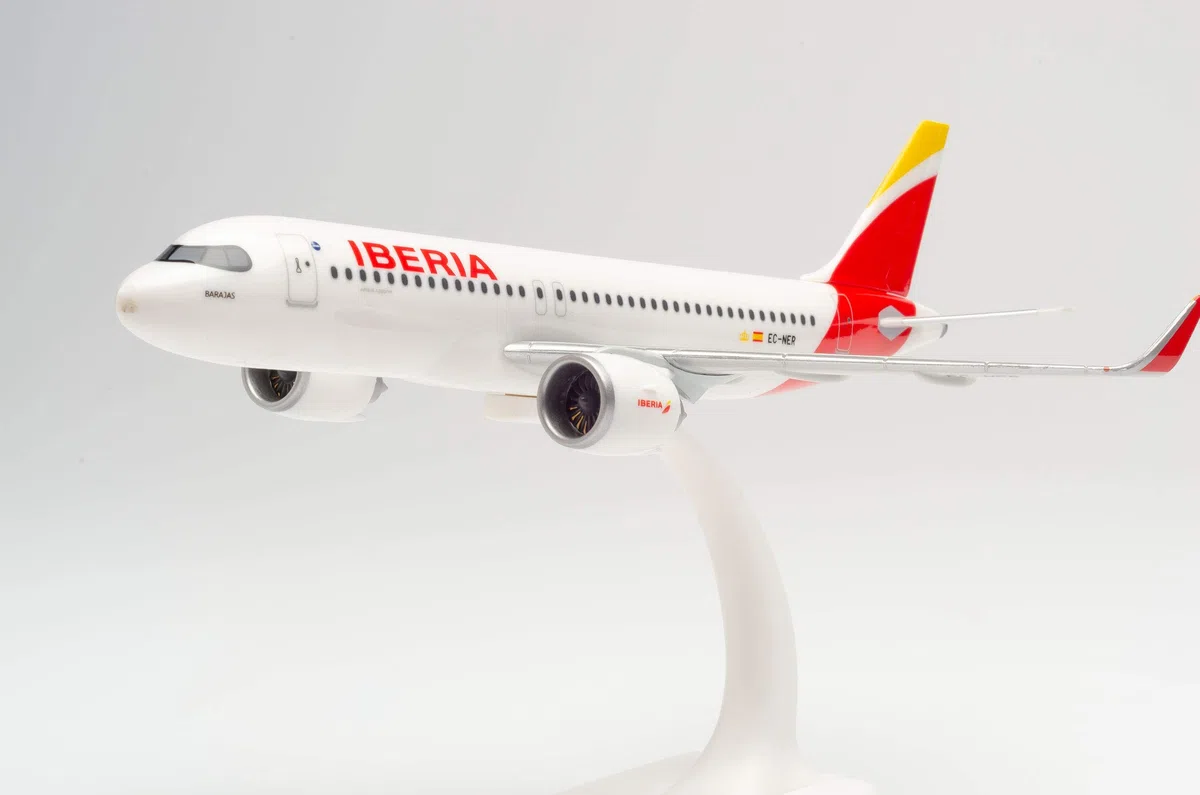 Herpa modello di aereo Iberia Airbus A320 neo – EC-NER "Barajas", in scala 1:200 - Snap-Fit, pezzo da collezione, miniatura deco, statuetta con supporto in plastica