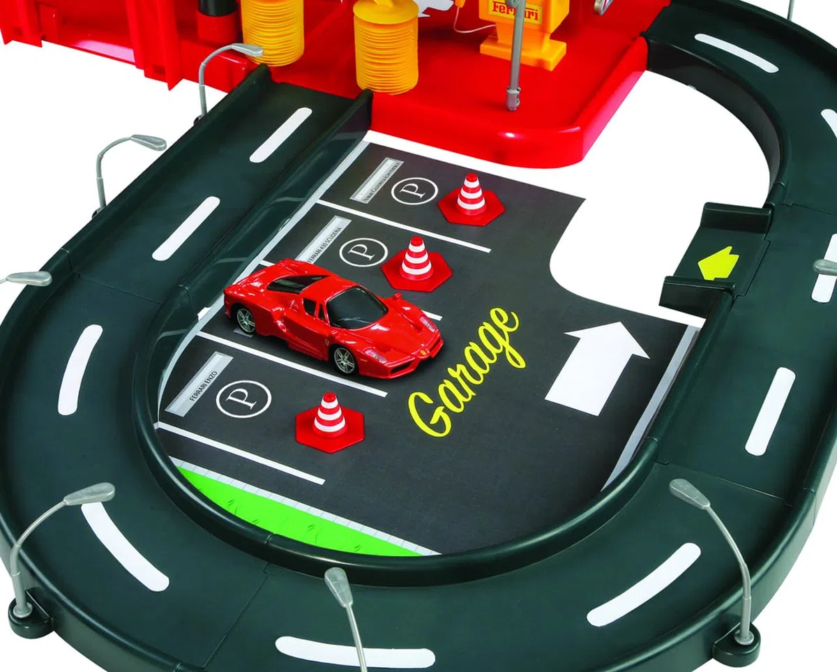 Bburago 15631204 - Parcheggio Ferrari incl 2 auto 1:43
