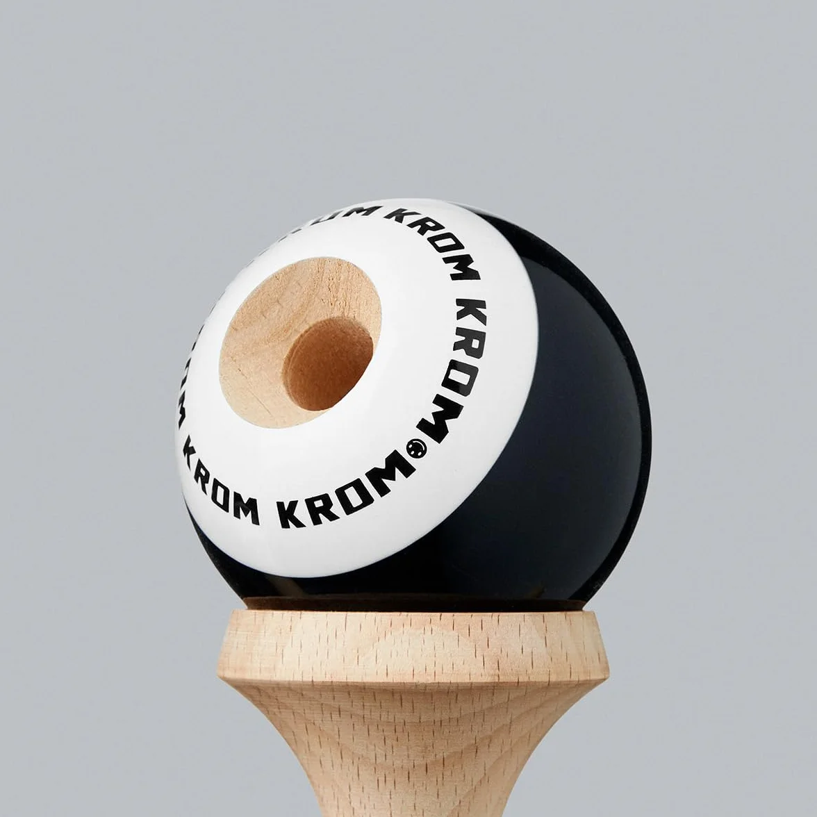 KROM PRO Kendama Originale in Legno per Principianti ed esperti – Pop LOL Nero – Gioco di abilità per Esterni e Interni – Giocattolo in Legno con Corda e Palla