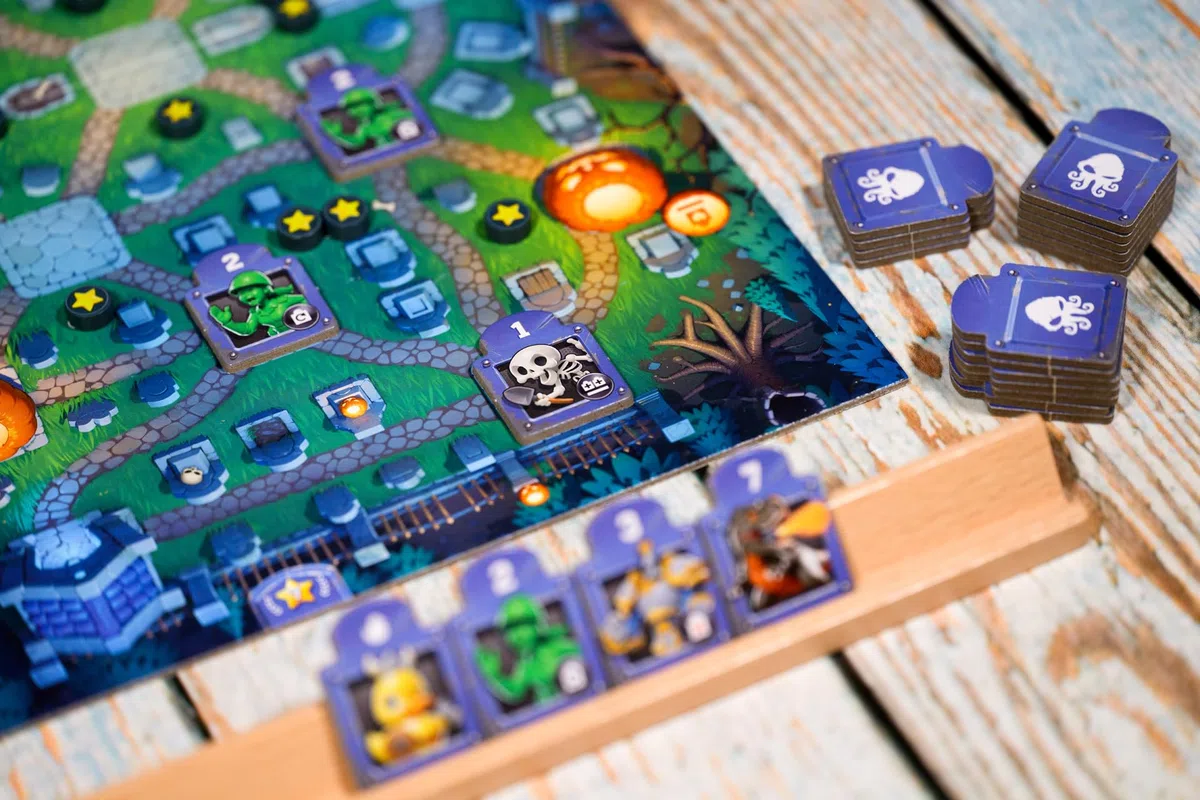 Asmodee Toy Battle - Gioco da tavolo strategico, gioco da tavolo divertente per due giocatori dagli 8 anni in su, 15 minuti di gioco, versione italiana