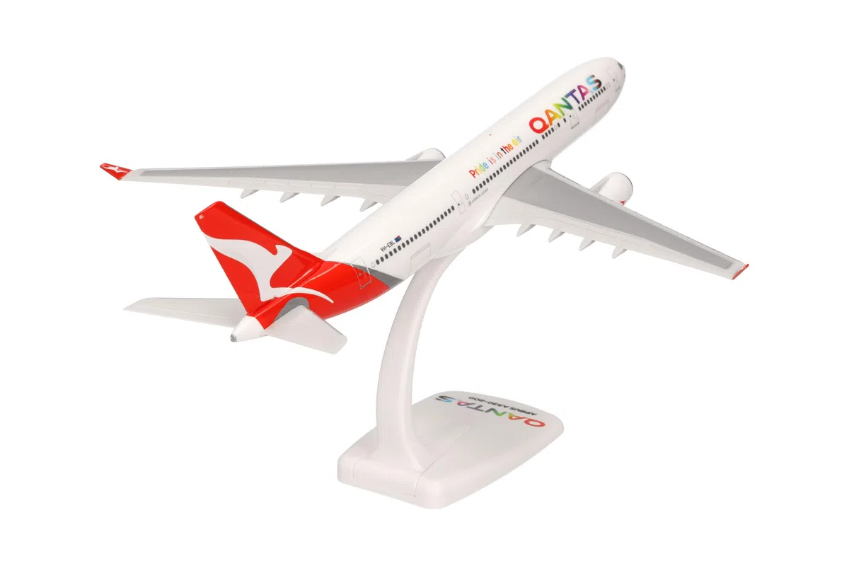 Herpa modello di aereo Qantas Airbus A330-200 "Pride is in the Air" in scala 1:200 - Snap-Fit, pezzo da collezione, miniatura deco, statuetta con supporto in plastica