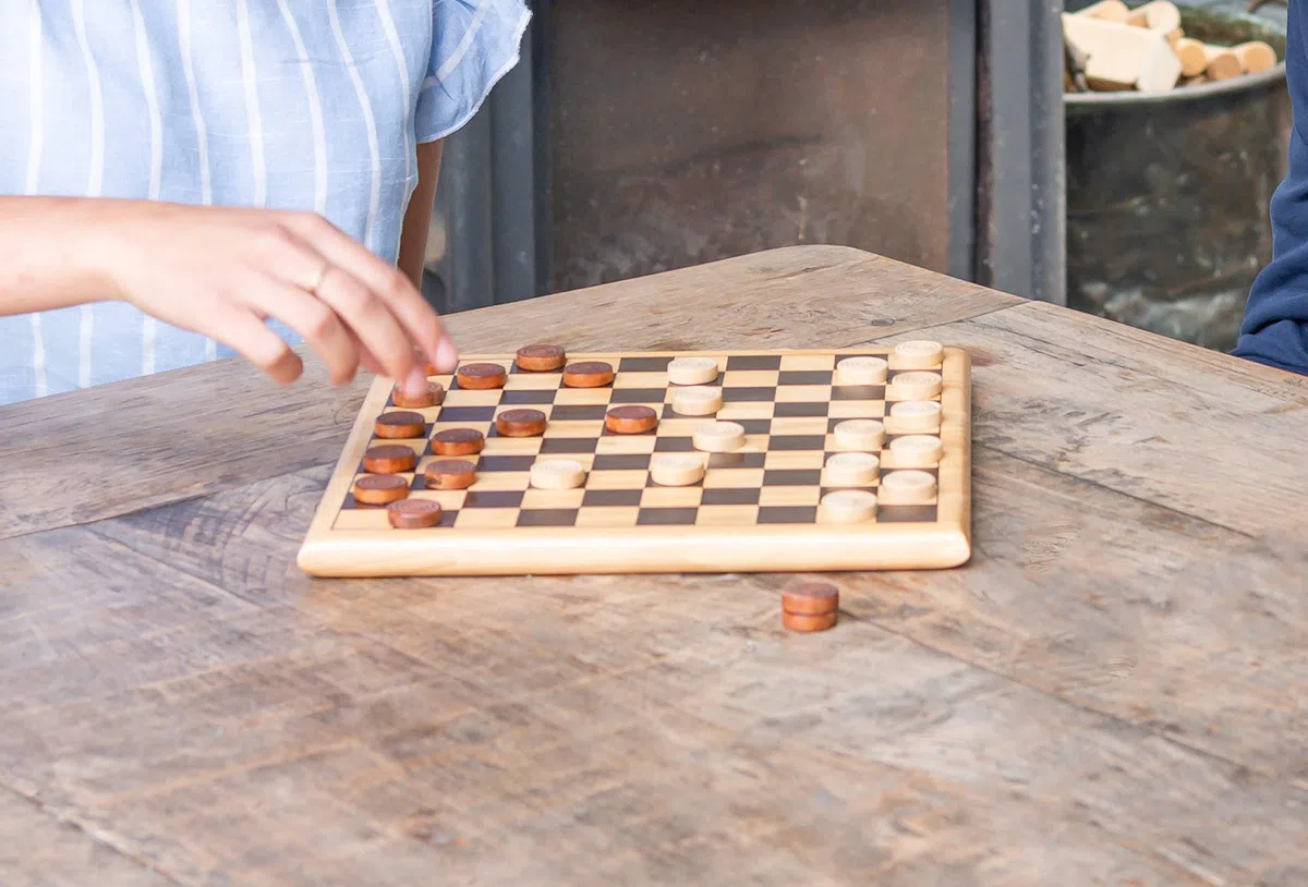 Engelhart - 150236 - Set di Scacchi/Dama in Legno di Betulla - 12"x12" - Tavolo da Gioco in Legno Massello - Gioco Completo di Pezzi, dai 6 Anni in Su (Dama)