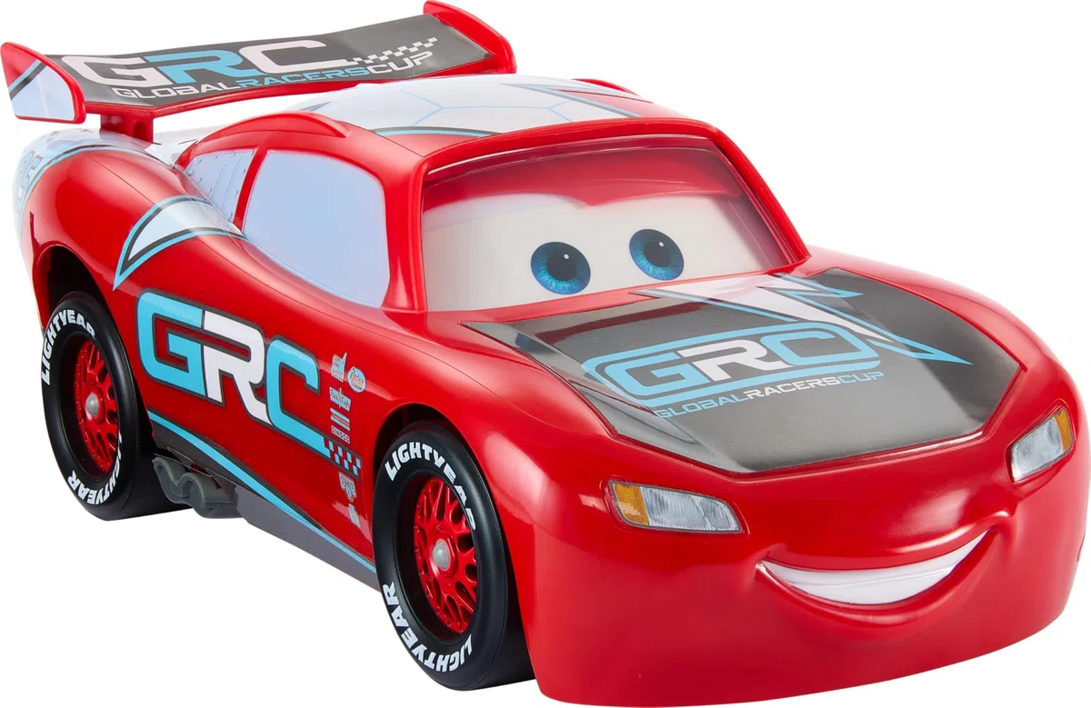 Mattel CARS - Saetta McQueen Corsa Globale Derapa e Sfreccia, veicolo con interruttore e 2 modalità rettilineo e sfreccia, 4 coni per realizzare la pista, giocattolo per bambini, 3+ anni, HXJ34