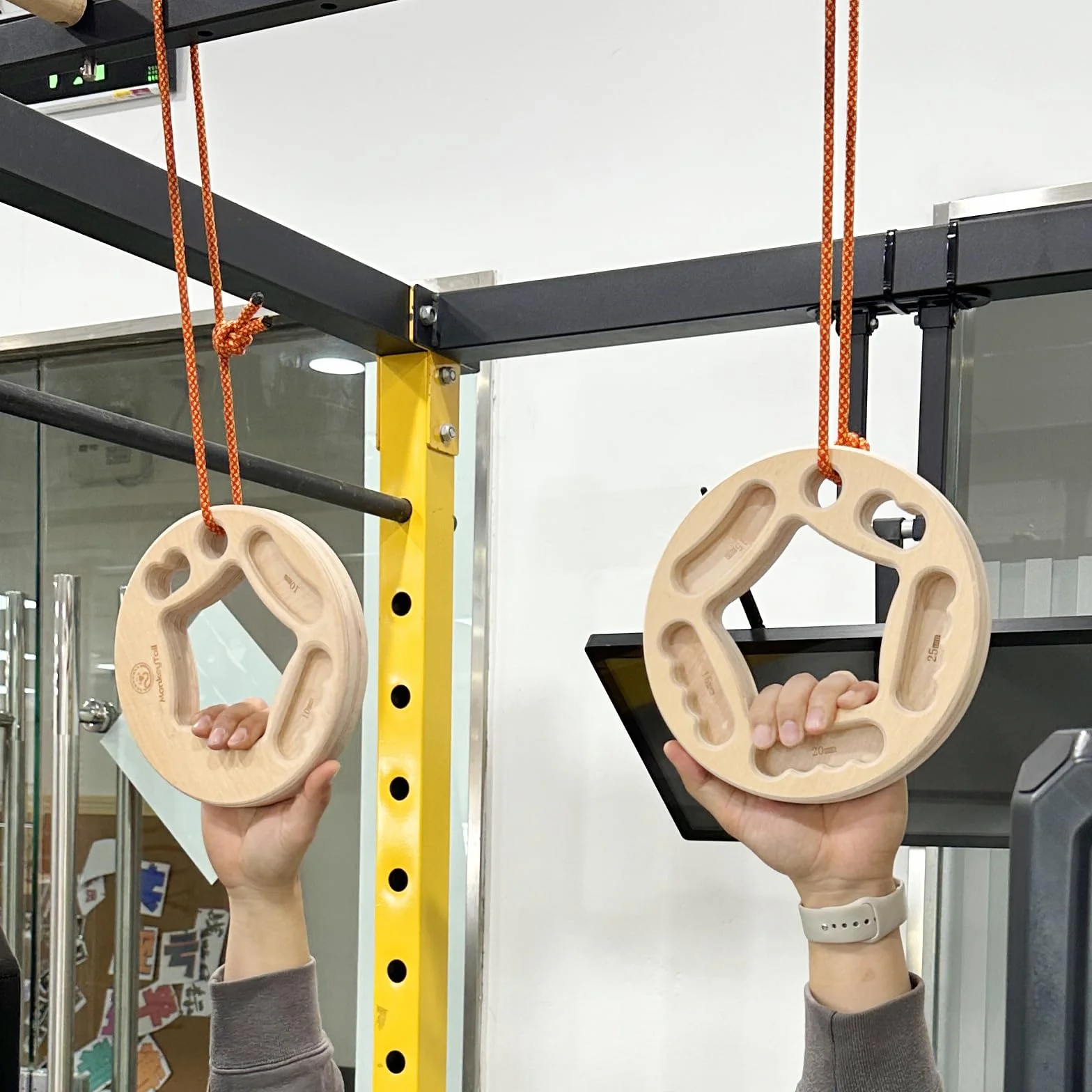 MonkeyTail Hangboard - Tavola da Arrampicata per rafforzare Il Manico da Arrampicata, Realizzata in Legno, per Interni ed Esterni