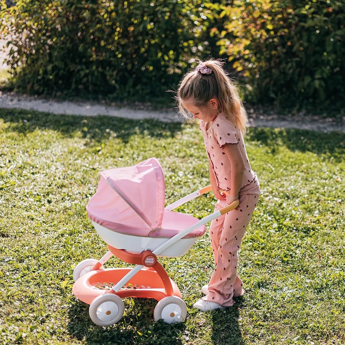 Smoby - Baby Nurse - Carrozzina - Per neonati e bambole fino a 42 cm - Capottina retrattile - Cestello portaoggetti - Dai 18 mesi - Prodotto in Spagna