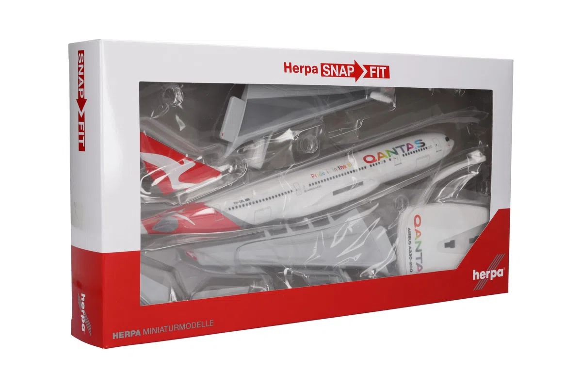 Herpa modello di aereo Qantas Airbus A330-200 "Pride is in the Air" in scala 1:200 - Snap-Fit, pezzo da collezione, miniatura deco, statuetta con supporto in plastica