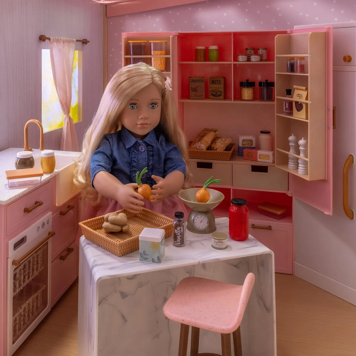 Our Generation - Una bella dispensa - Home Set di mobili da cucina - Articoli alimentari per finta - Accessori per bambole da 46 cm - Gioco d'immaginazione - Giocattolo per bambini dai 3 anni in su