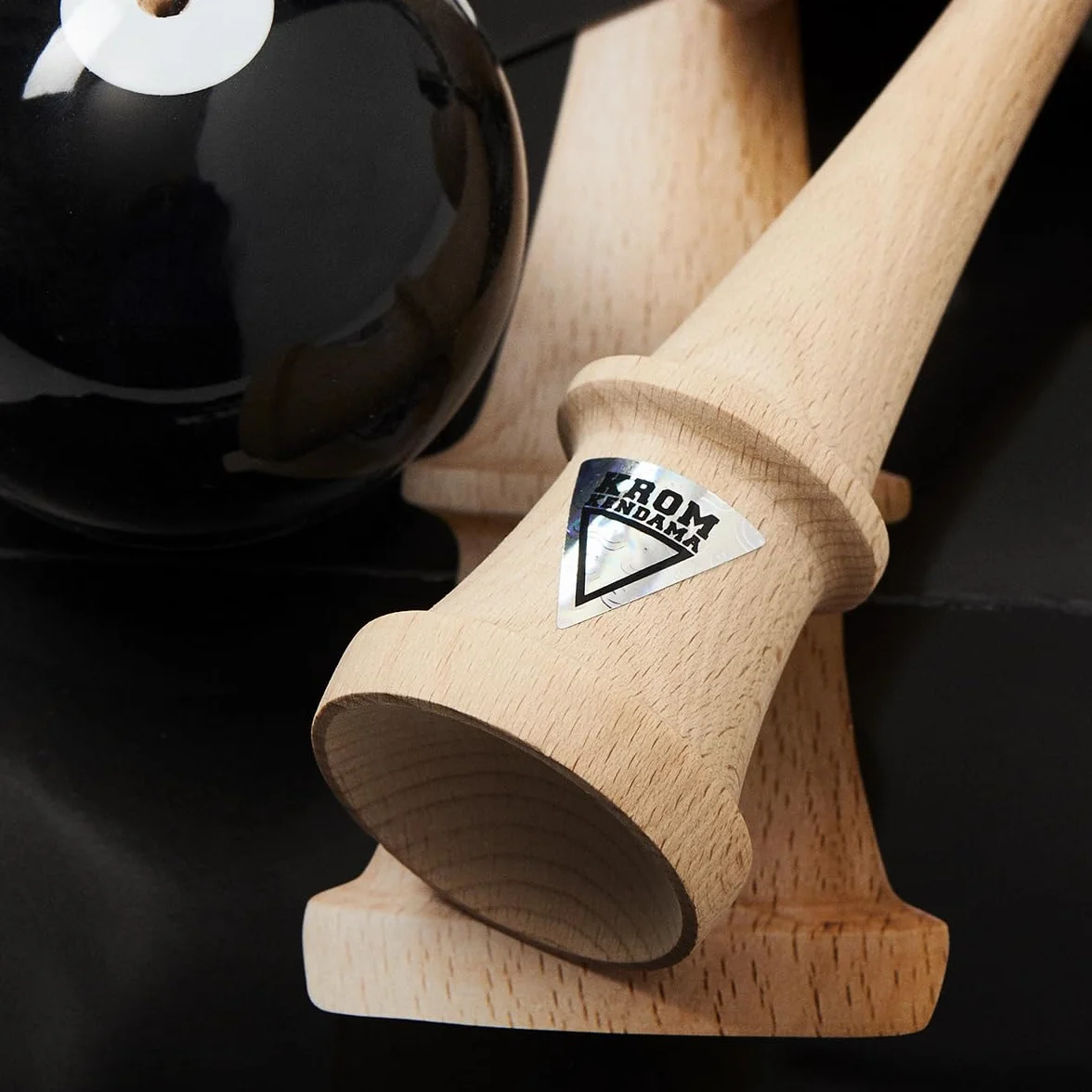 KROM PRO Kendama Originale in Legno per Principianti ed esperti – Pop LOL Nero – Gioco di abilità per Esterni e Interni – Giocattolo in Legno con Corda e Palla