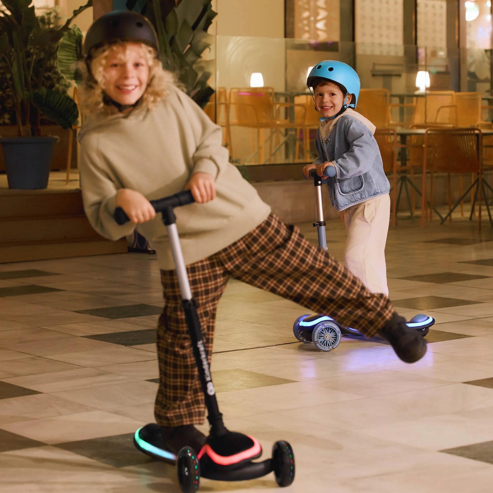 Kinderkraft RAKET Monopattino Bambini 2+ Anni a 3 Ruote con Luci LED RGB – Leggero e Pieghevole, Manubrio Regolabile, Sistema di Equilibrio, Freno Sicuro, Blu