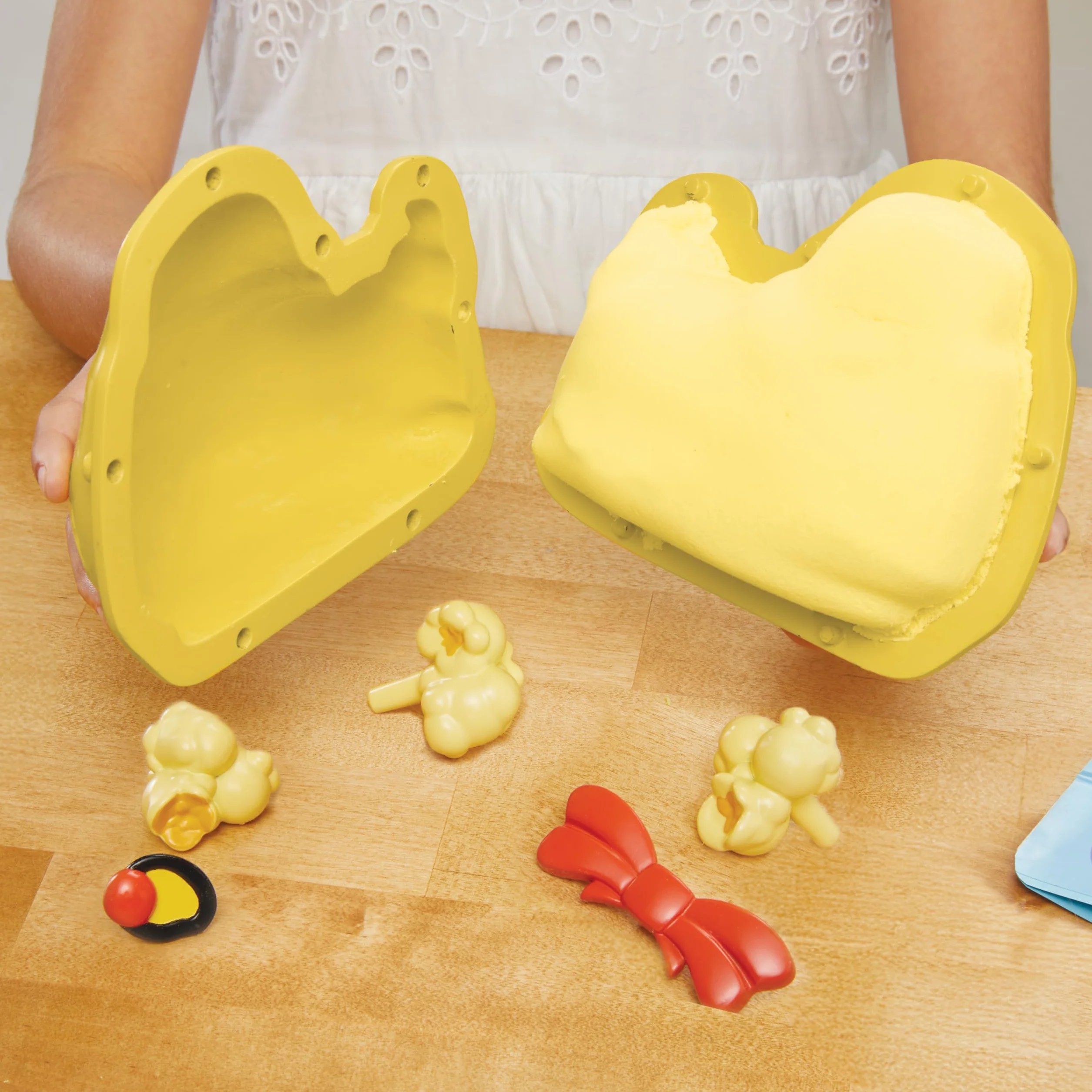 Little Tikes Creative Chefs Bluey Duck Cake Kit - Include Make It Mix e 15 accessori realistici, set di cucina per gioco finto, non commestibile, adatto a bambini e bambine - Età 3+