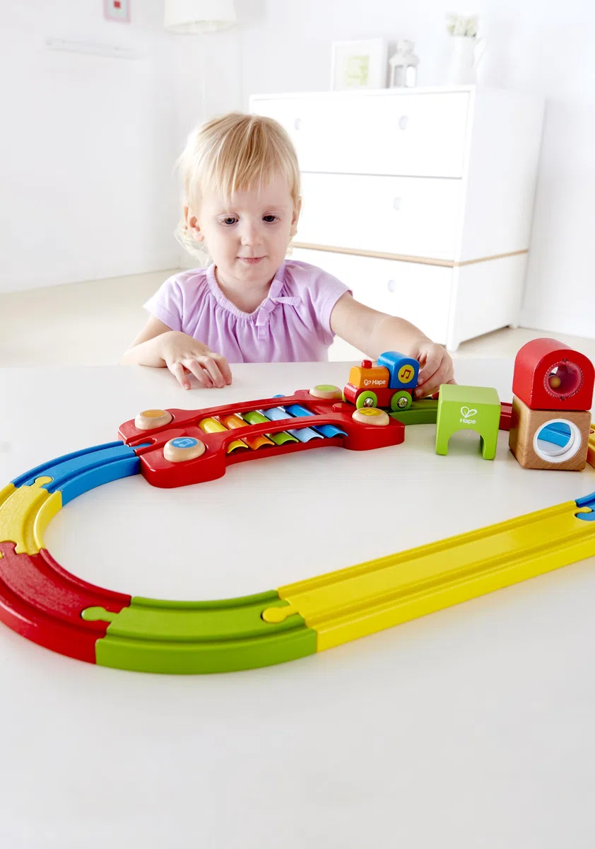 Hape Pista Treno Musicale – Un Viaggio Sensoriale e Sonoro